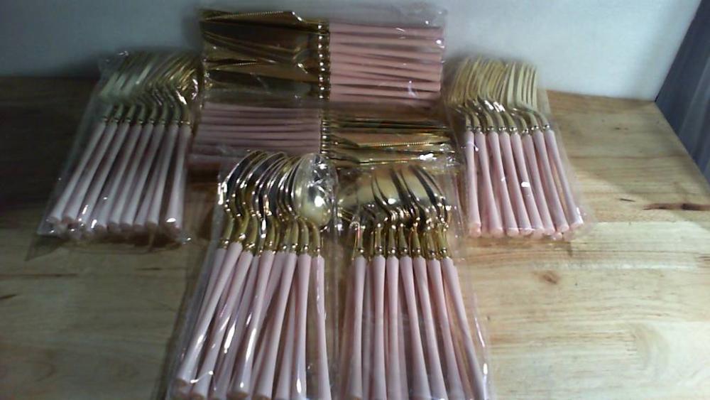 juego de cubiertos desechables premium de diseño moderno bicolor en oro y rosa.
