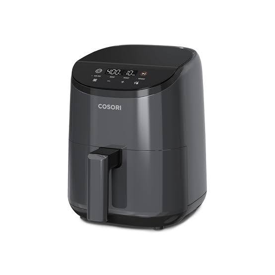 freidora de aire compacta Cosori Lite Mini de 2.1 cuartos (2 litros) en color gris oscuro, junto con su rejilla antiadherente extraíble para la cesta.ARTICULO VIENE COMO SE MUESTRA EN LA PRIMER IMAGEN