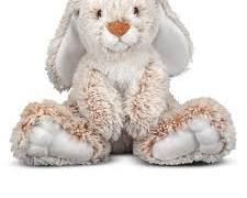 Burrow Bunny de Melissa & Doug (Conejo de Madriguera), un peluche sumamente popular reconocido por sus orejas largas caídas, patas grandes y pelaje extrasuave en tonos beige y blanco ( ARTICULO VIENE COMO SE OBSERVA EN LA SEGUNDA IMAGEN )