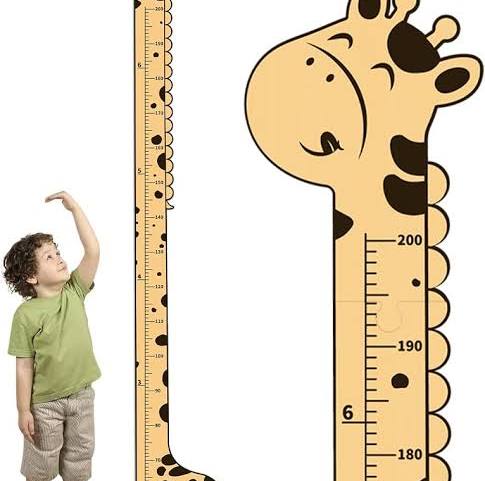 medidor de estatura (o tabla de crecimiento) de pared para niños con forma de jirafa, hecho de madera