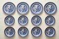 Set de vajilla de 12 platos con diseño azul y blanco