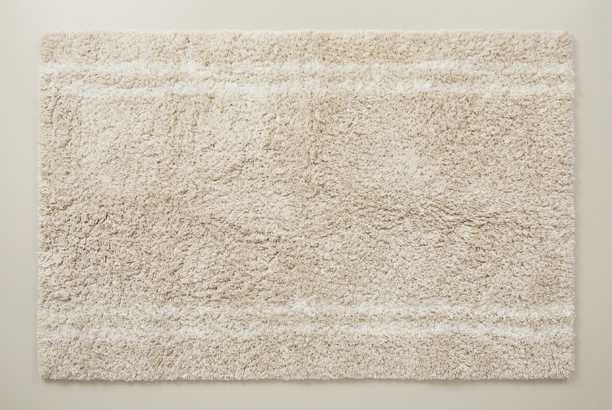 Alfombra rectangular color crema con textura de pelo y diseño geométrico