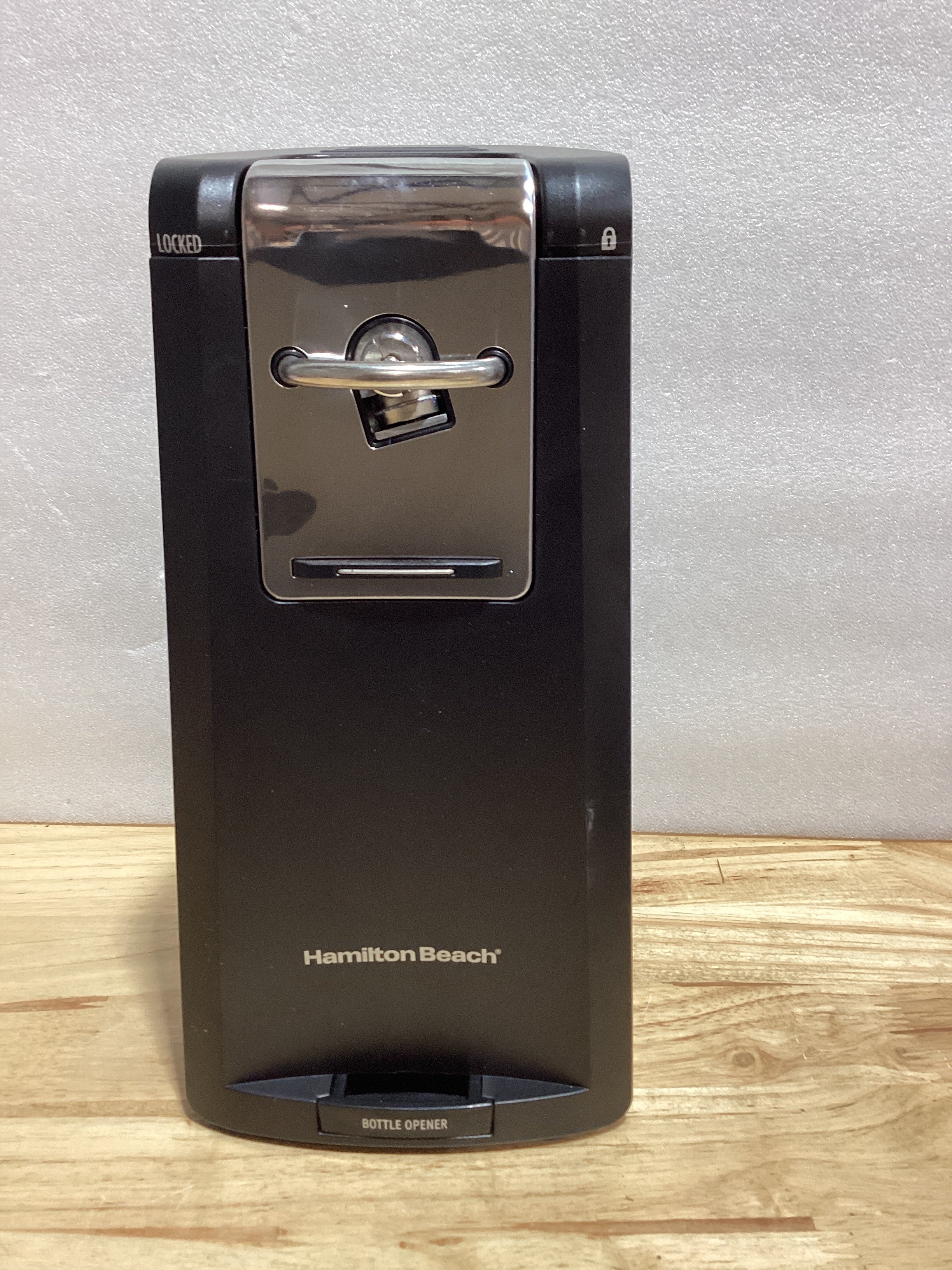 Hamilton Beach Abrelatas Eléctrico Automático Smooth Touch — Afilador de Cuchillos y Abridor de Botellas Incluidos, Negro