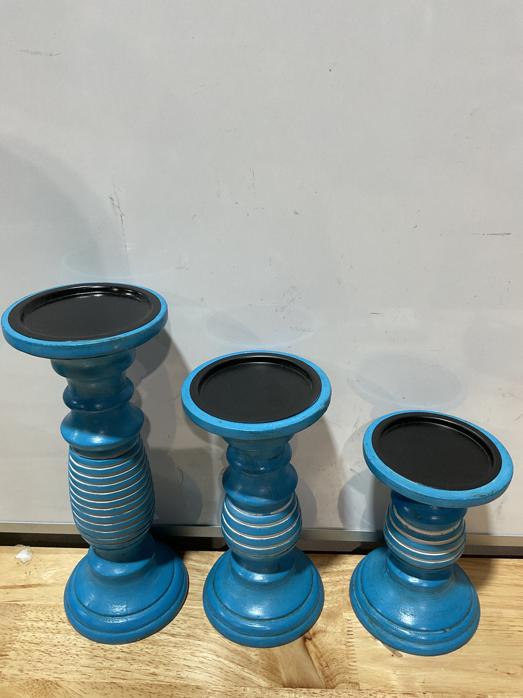 Juego de Candelabros BHAVATU de Madera de Mango – Acabado Azul Envejecido
