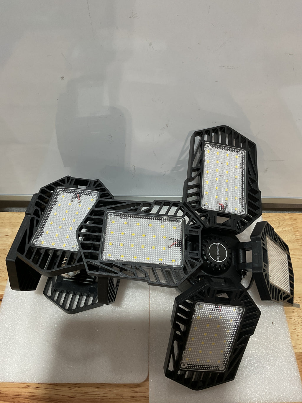Paquete de 2 luces LED para garaje, 150W 15000LM 6500K luces LED para taller, luces de garaje de techo LED con 4 paneles deformables, rosca en socket de bombilla E26/E27 para almacén, sótano, ático