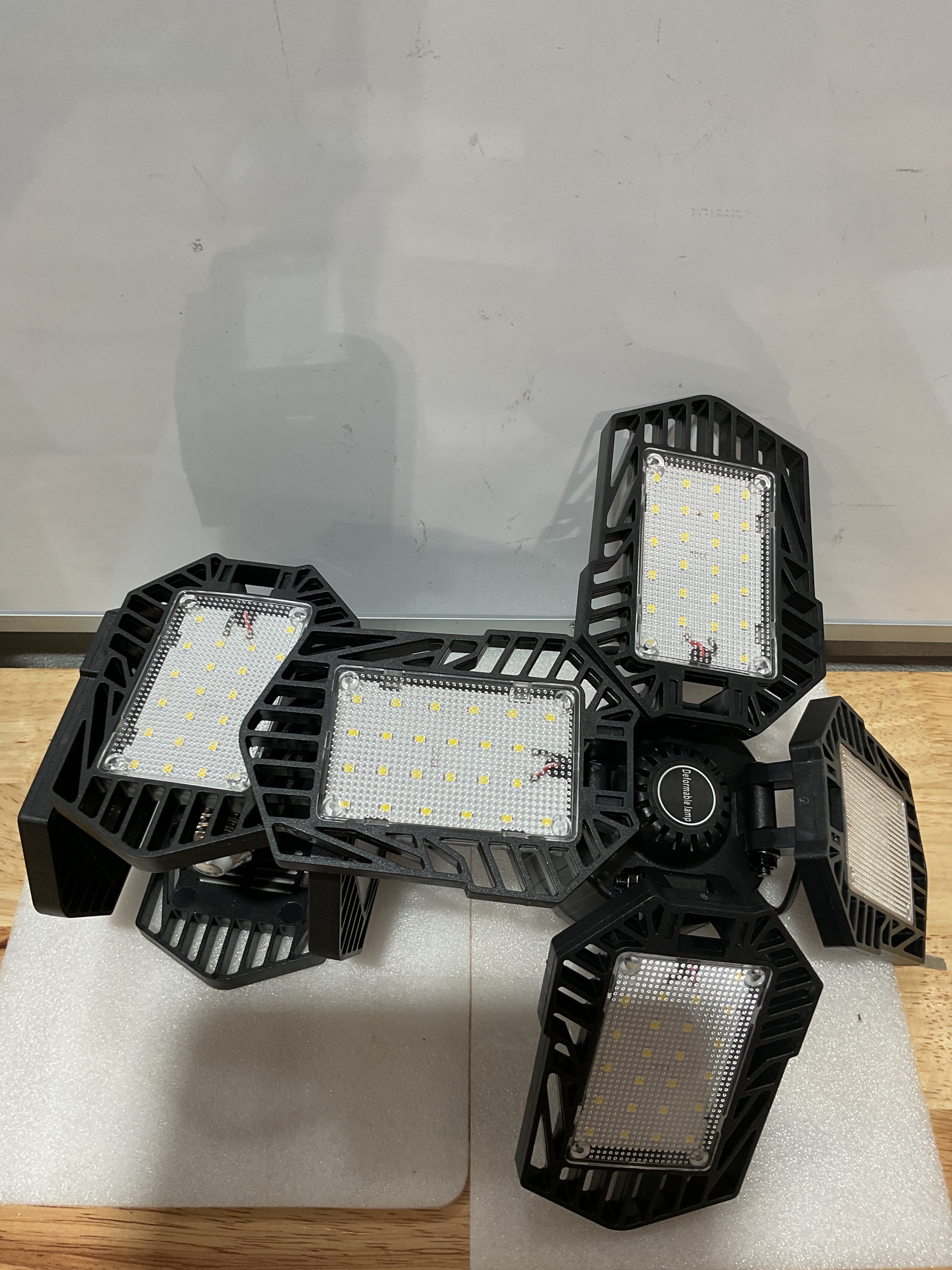 Paquete de 2 luces LED para garaje, 150W 15000LM 6500K luces LED para taller, luces de garaje de techo LED con 4 paneles deformables, rosca en socket de bombilla E26/E27 para almacén, sótano, ático
