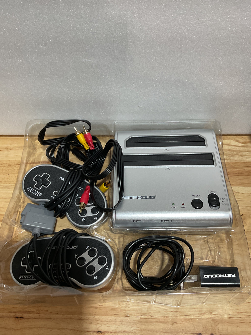 Retro-Bit Retro Duo — Consola 2 en 1 Compatible con NES y Super Nintendo | Color Plata/Negro
