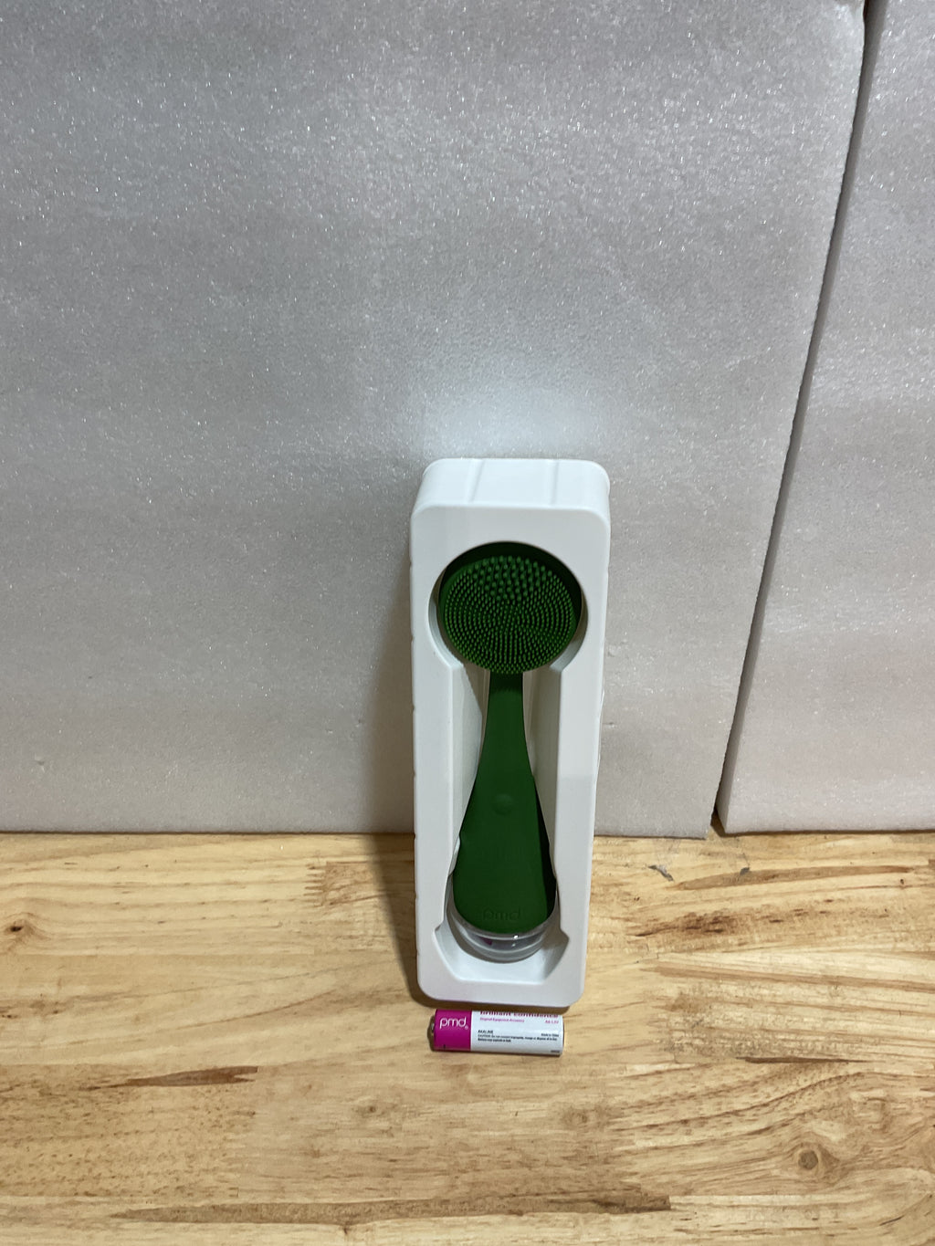 Cepillo Limpiador Facial Eléctrico PMD Beauty — Silicona, Masajeador Antiedad, Color Olive