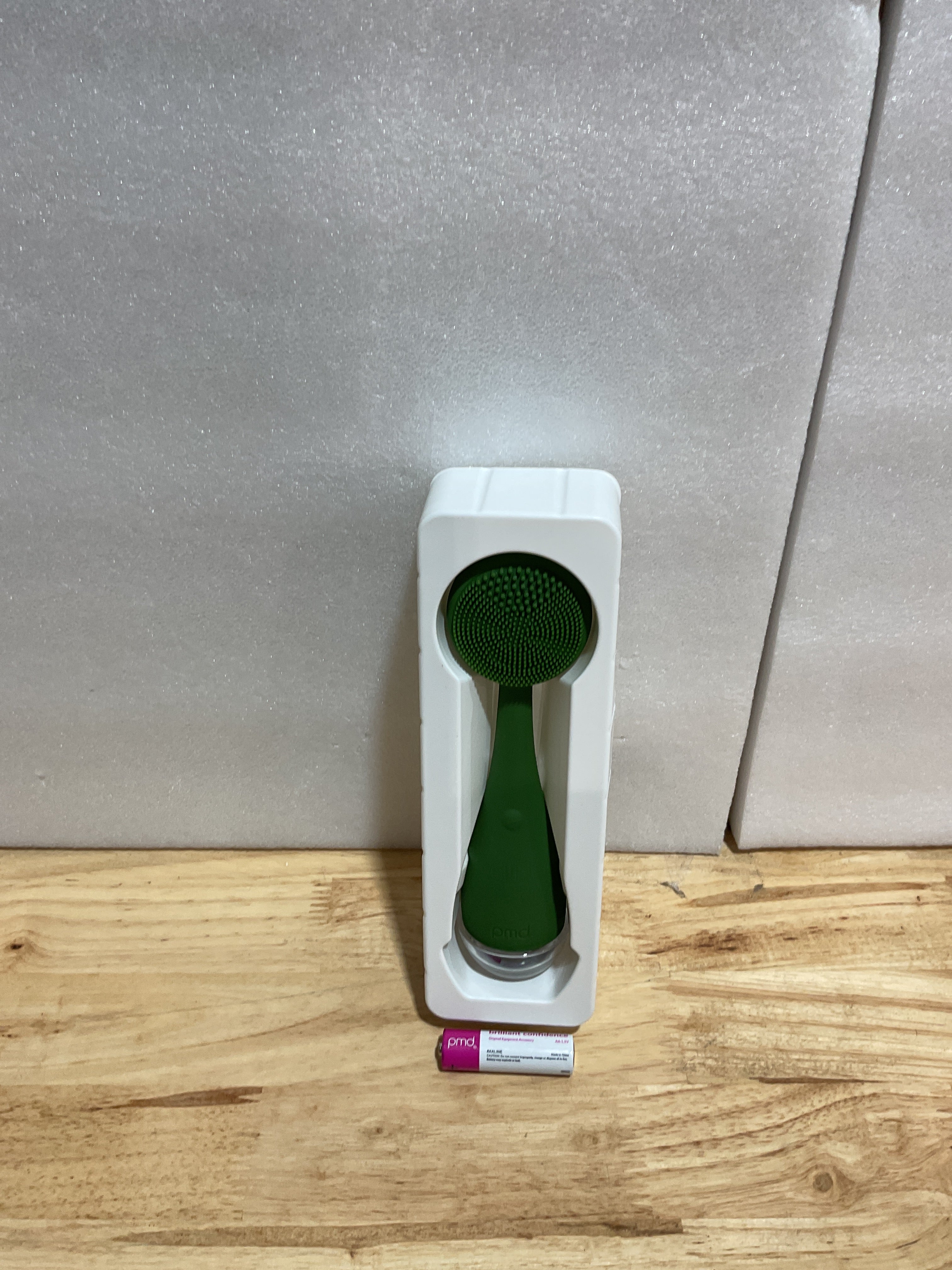 Cepillo Limpiador Facial Eléctrico PMD Beauty — Silicona, Masajeador Antiedad, Color Olive