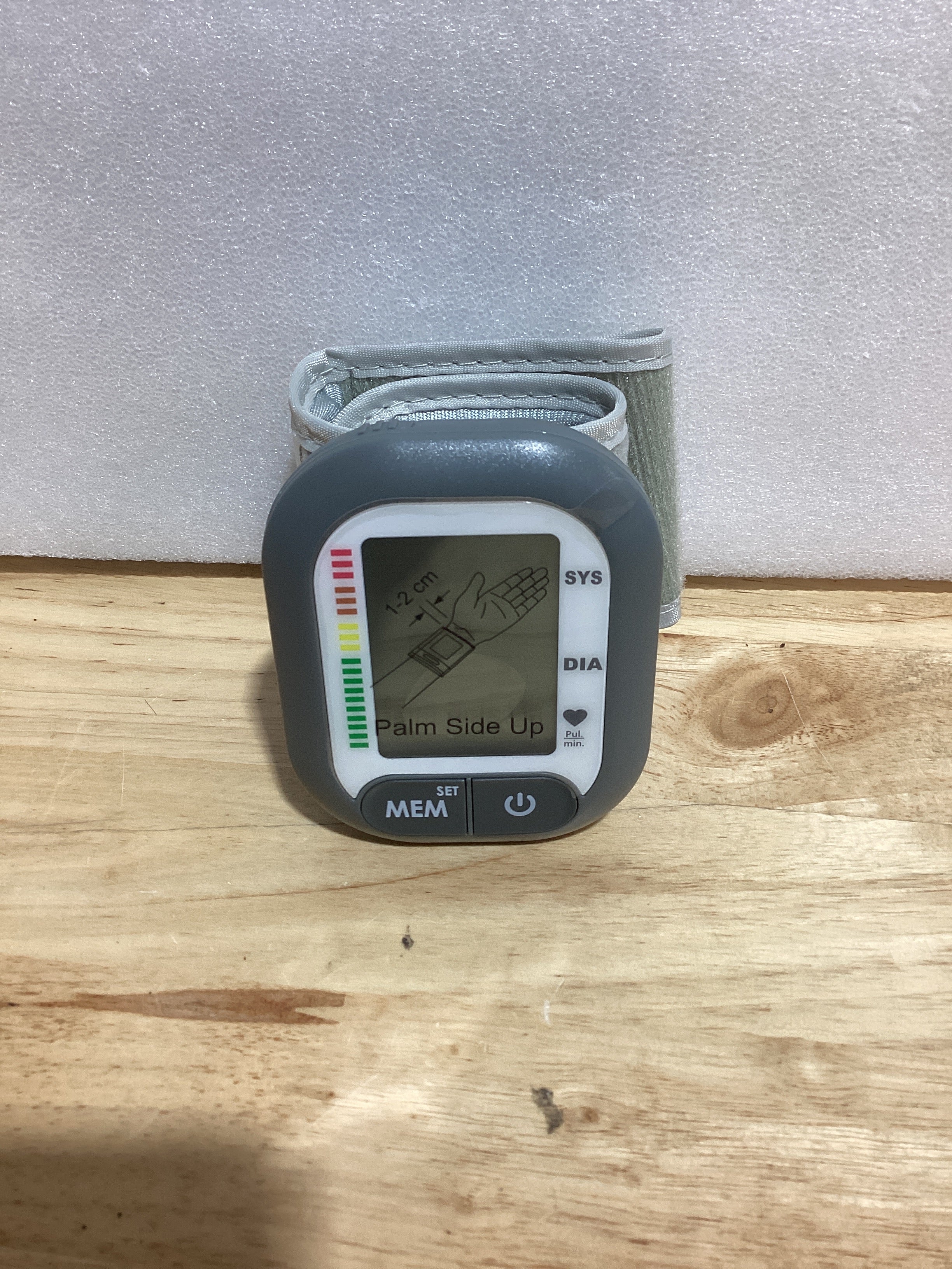 Tensímetro Digital de Muñeca Medline – Pantalla LCD, Memoria 60 Lecturas, Baterías Incluidas | Monitor de Presión Arterial Usable