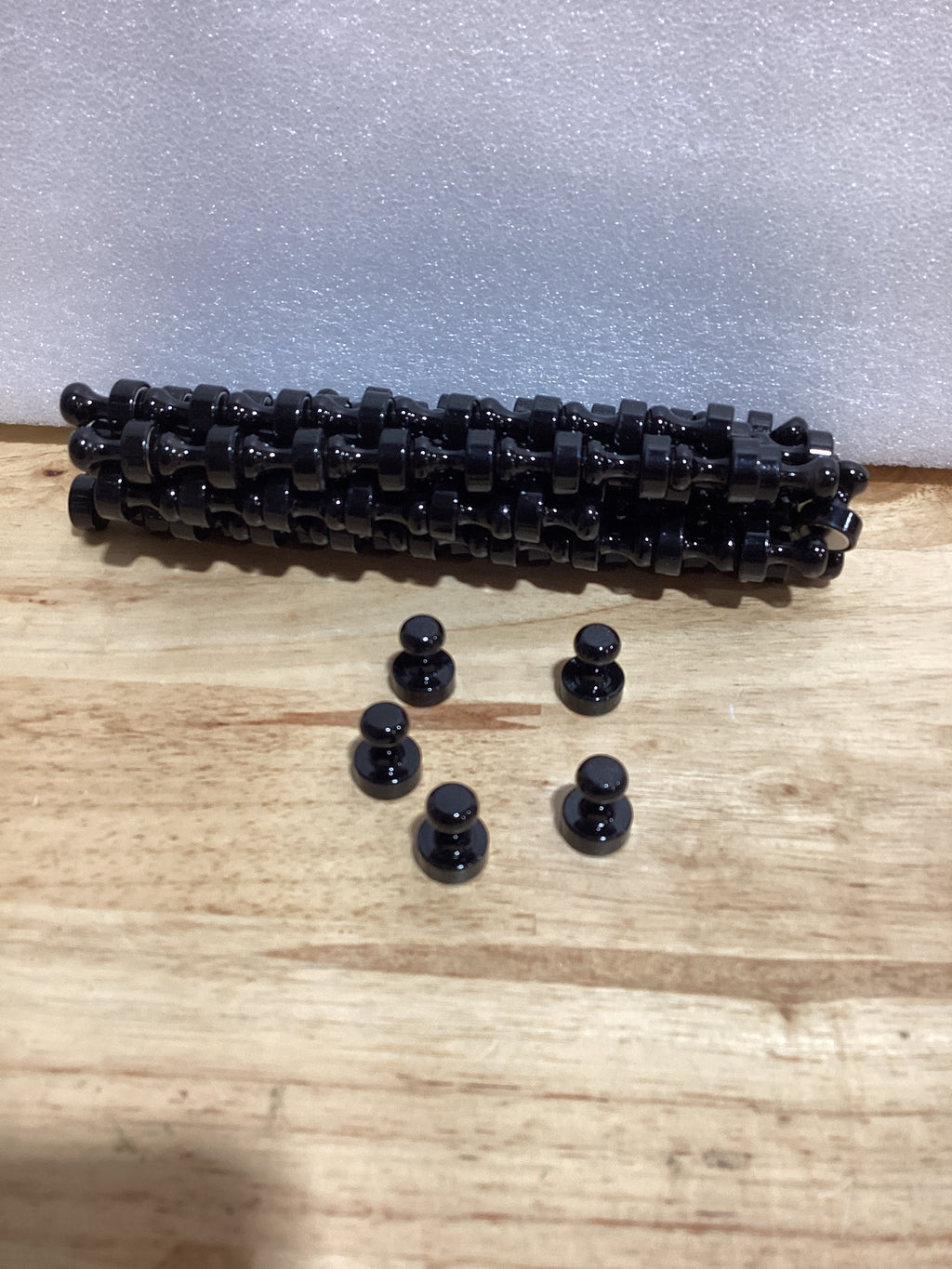 Imanes para Refrigerador y Pizarrón VNDUEEY – Pequeños y Resistentes, Color Negro
