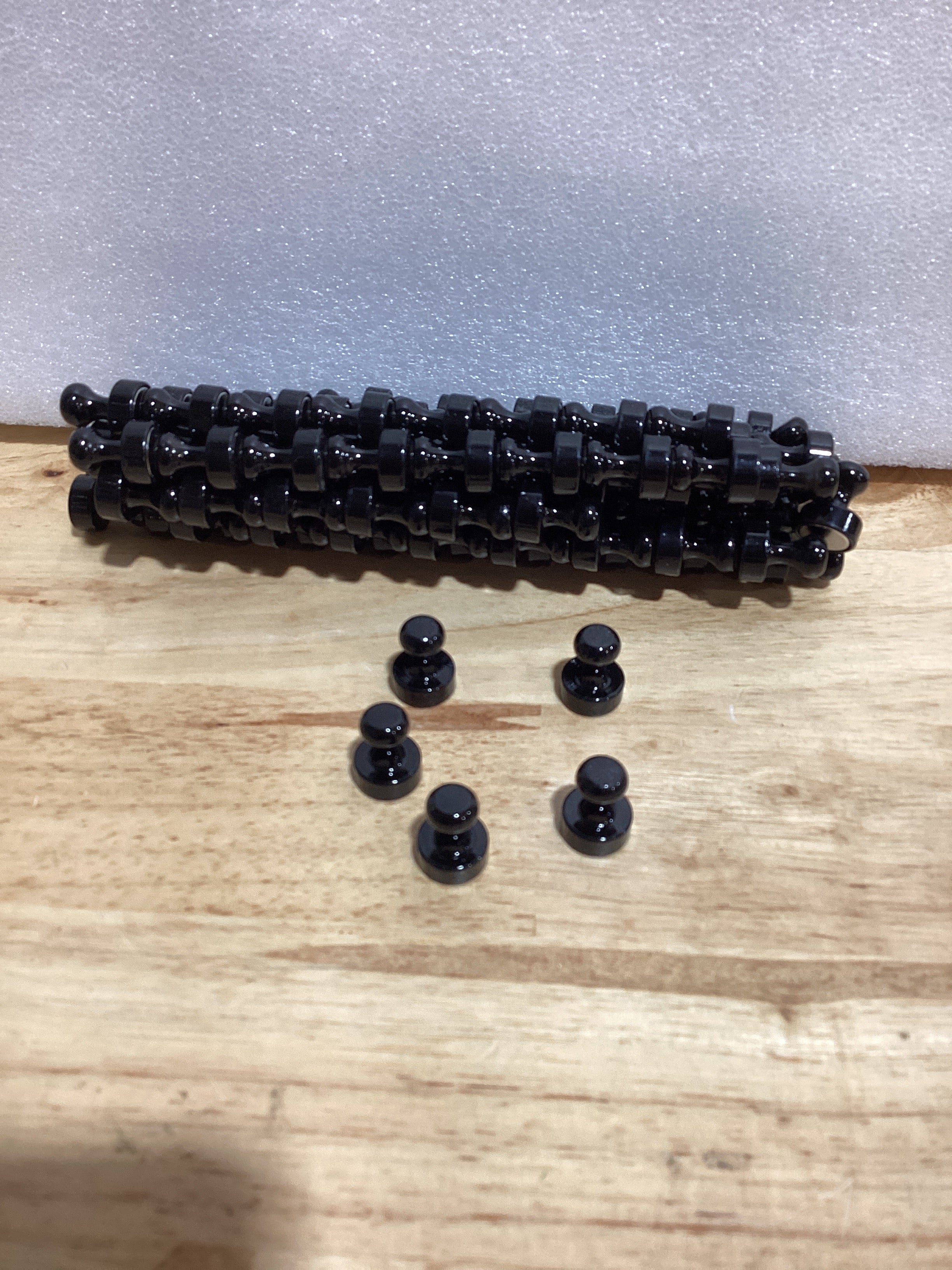 Imanes para Refrigerador y Pizarrón VNDUEEY – Pequeños y Resistentes, Color Negro