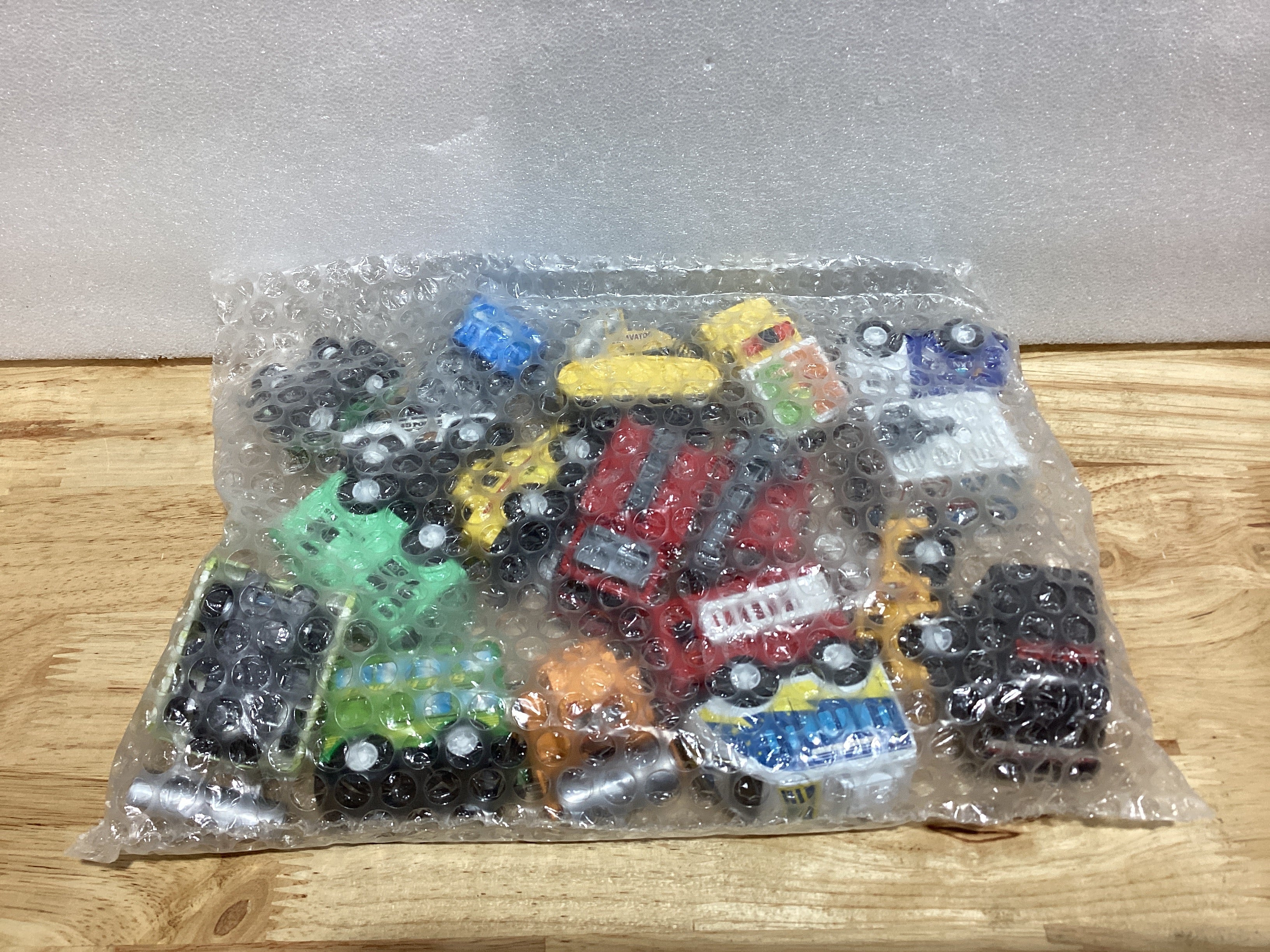 JOYIN Juego de 18 vehículos de juguete de autos y camiones de ciudad con retroceso, juguetes de autos con motor de fricción para niños pequeños