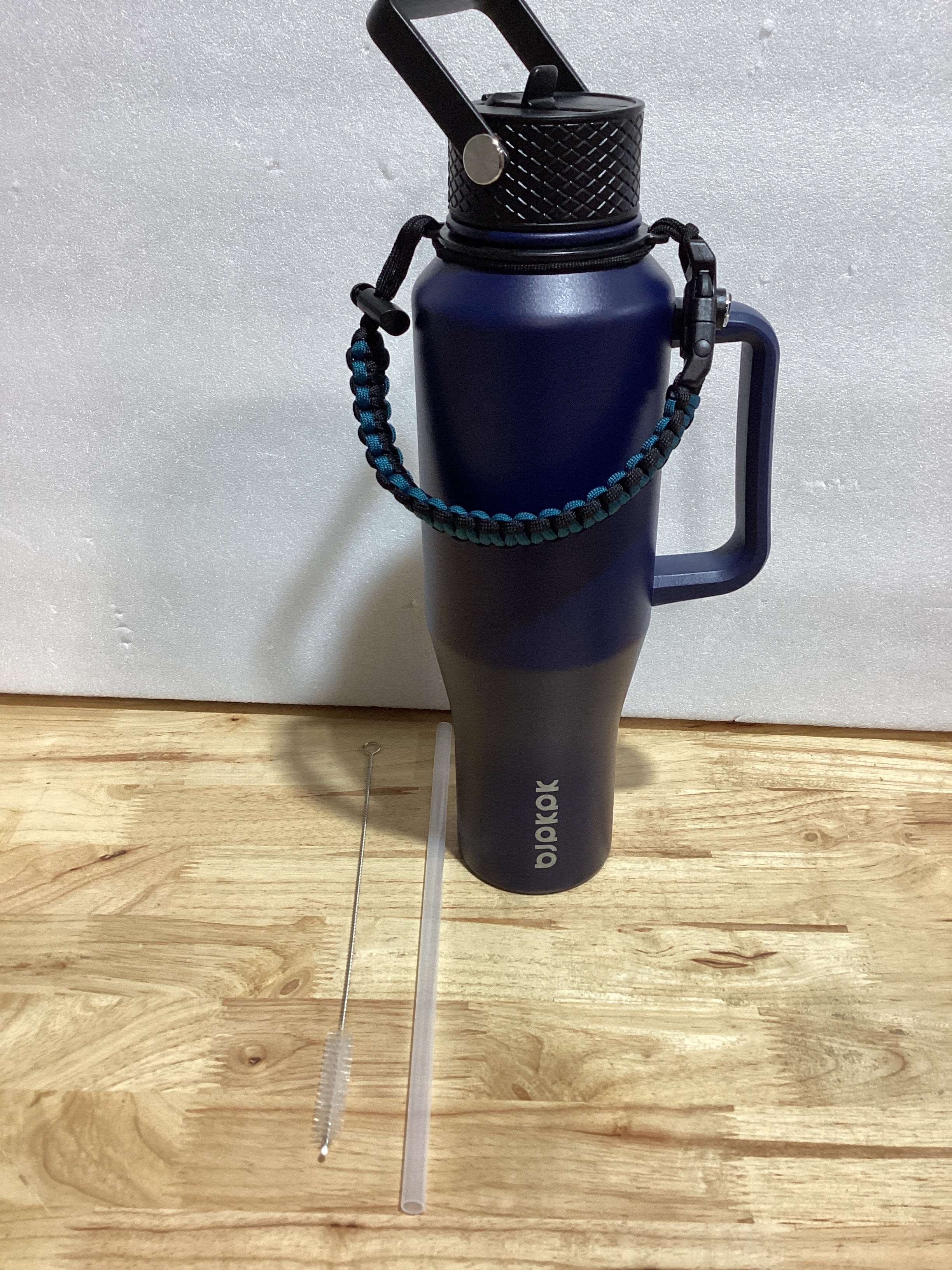 ⚠️ NOTA IMPORTANTE: NO CONTIENE LA TAPA DE REPUESTO, INCLUYE UNA PAJILLA DE REPUESTO Y EL LIMPIA PAJILLAS | BJPKPK – Botella de Agua Aislada 40oz con Tapa de Popote | 2 Tapas | Correa Paracord | Acero Inoxidable Doble Pared | Con Asa
