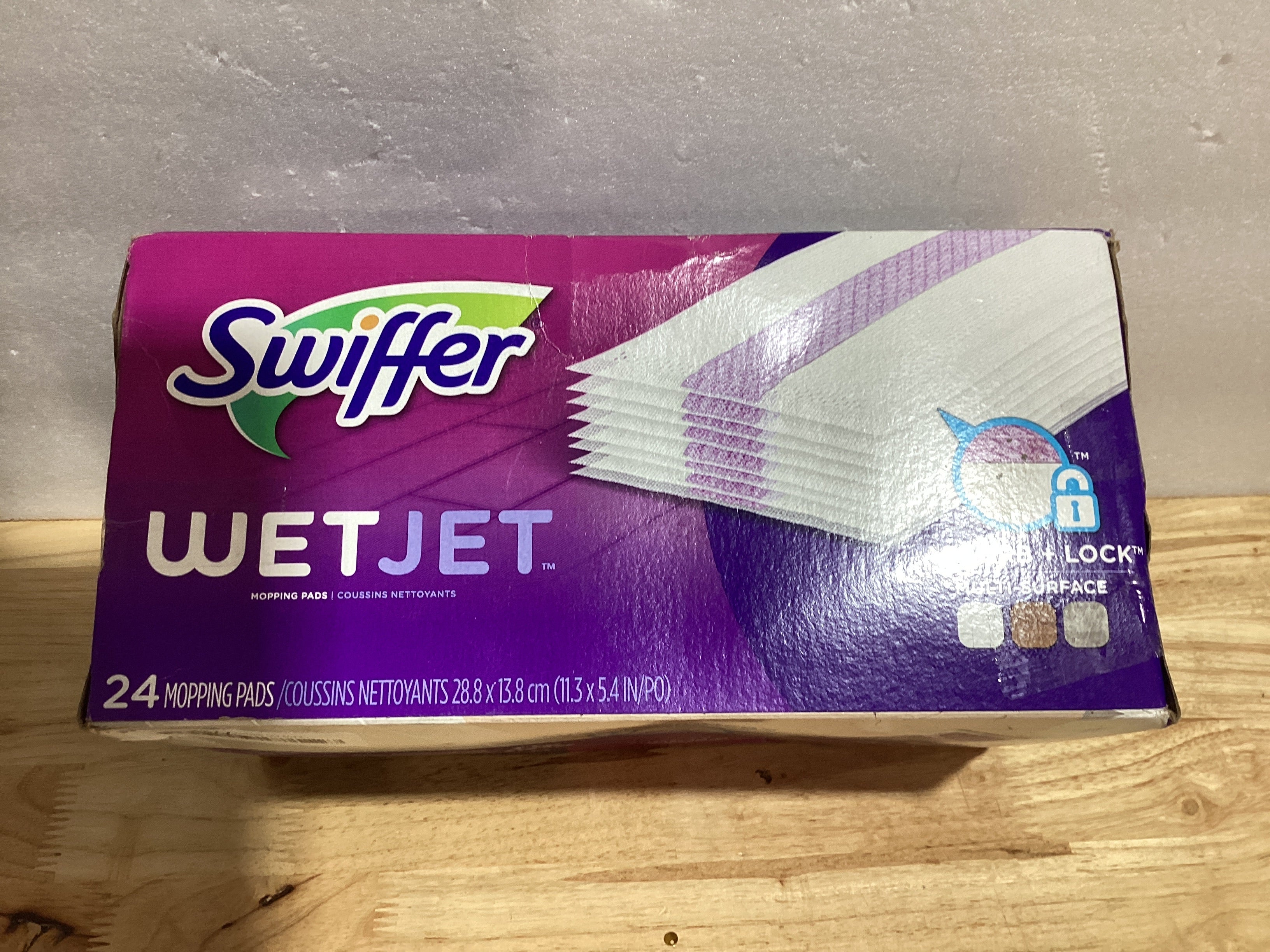 Swiffer WetJet - Recarga para fregona de limpieza para suelos de madera dura, suministros de limpieza para baño, limpiador para suelos de madera dura, multisuperficie, 24 unidades