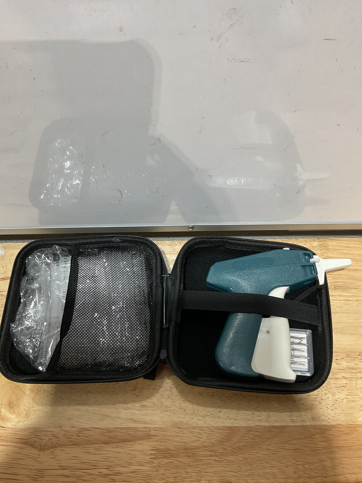 Pistola Etiquetadora de Precios Bevtee para Ropa — Incluye 5 Agujas, 1008 Sujetadores y Estuche EVA (Verde)