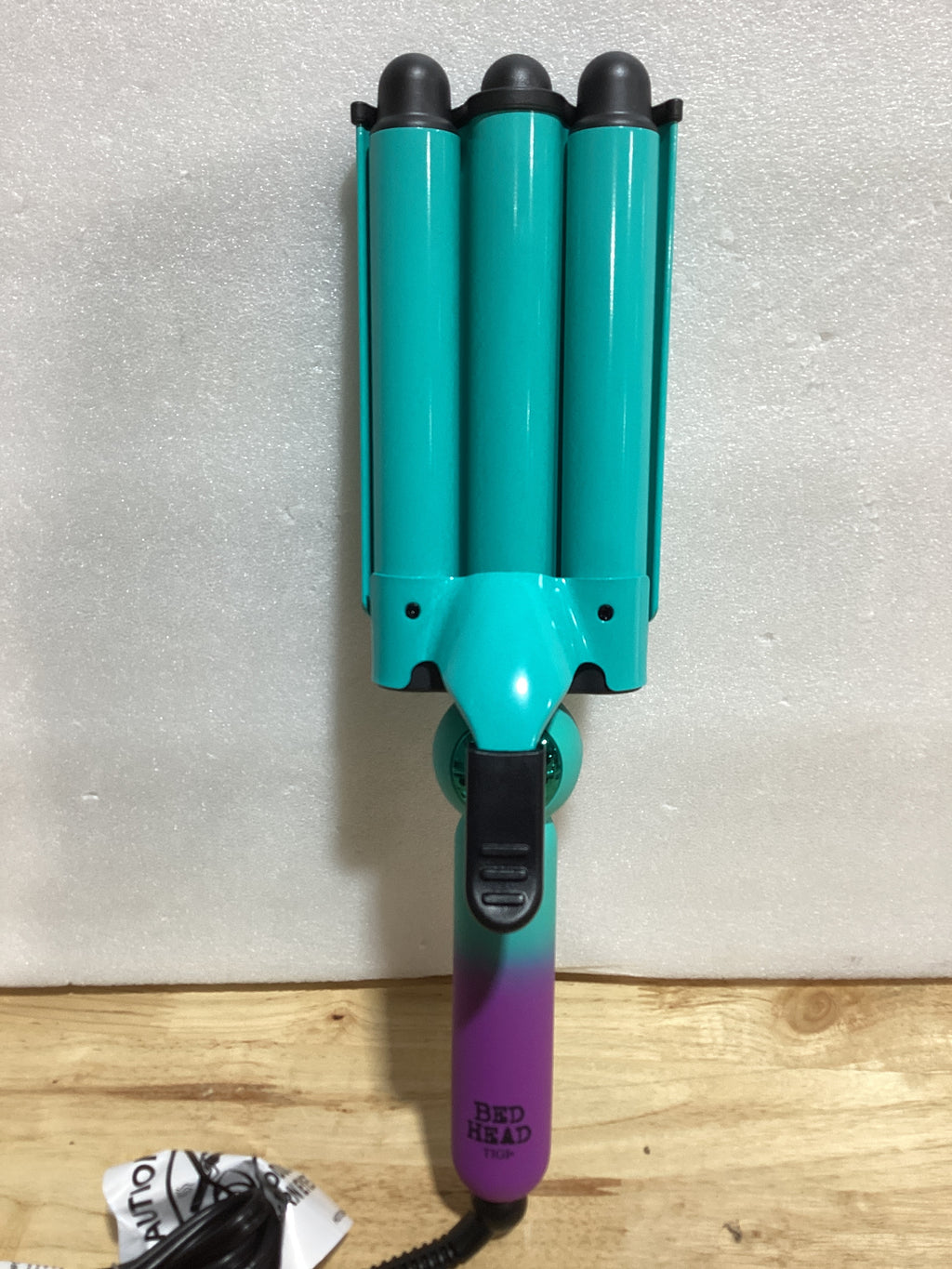 Rizador de Cabello Bed Head Wave Affair — Ondas Jumbo de 3 Barriles con Guante Protector de Calor