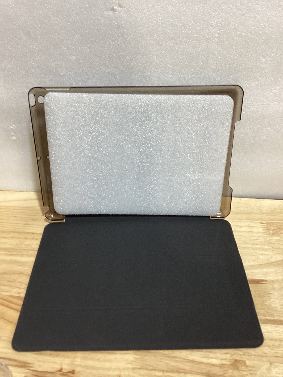 Funda ProCase para iPad 9a, 8a y 7a Generación | Negro | Delgada | Smart Cover | Trasera Translucida