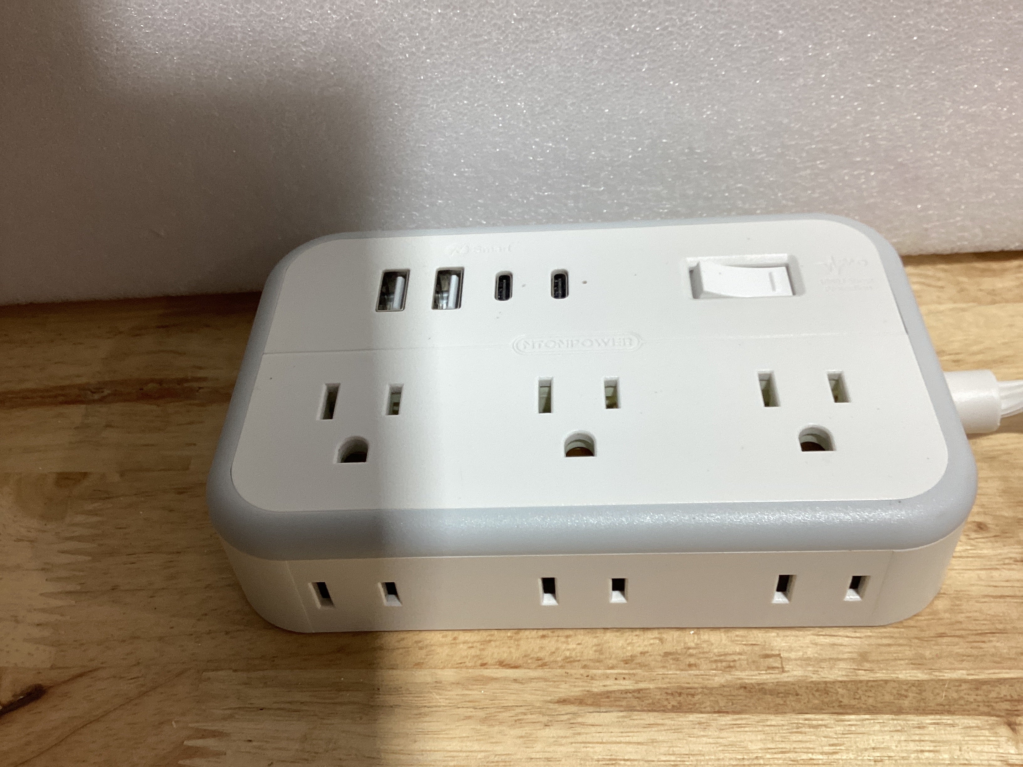 Regleta de Poder con Cable de 4.5m – 6 Tomas + 4 Puertos USB (2 USB-C) con Enchufe Plano y Protección para Hogar, Oficina y Dormitorio (PRESENTA USO, NO AFECTA SU FUNCIONALIDAD)