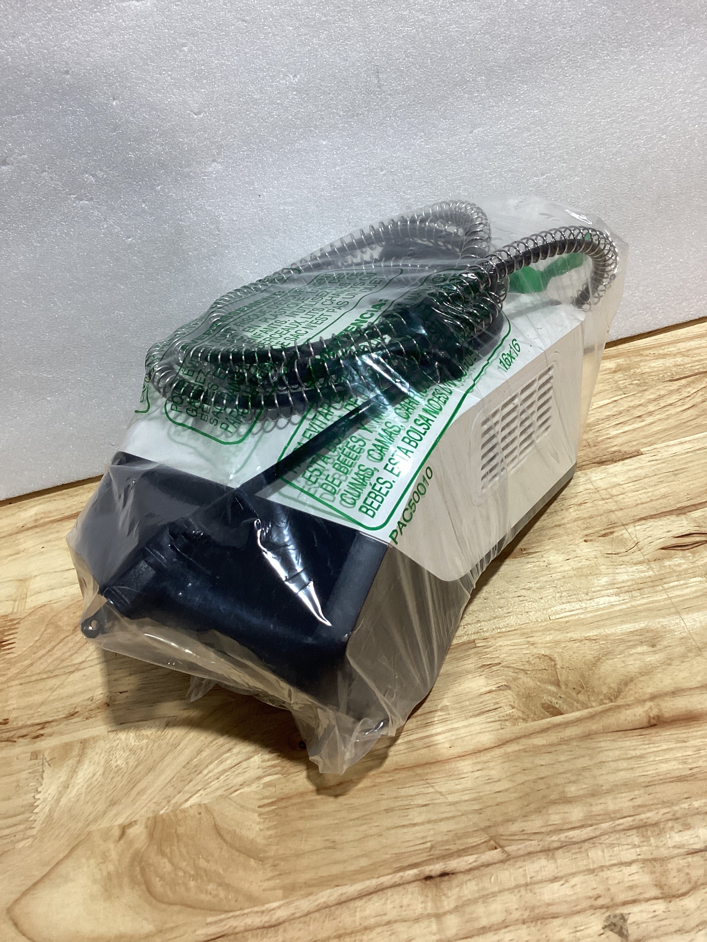Calentador para Caseta de Perro con Termostato — 2 Modos de Calefacción 600/300W, Protección contra Sobrecalentamiento y Cable Anti-Mordida de 6FT
