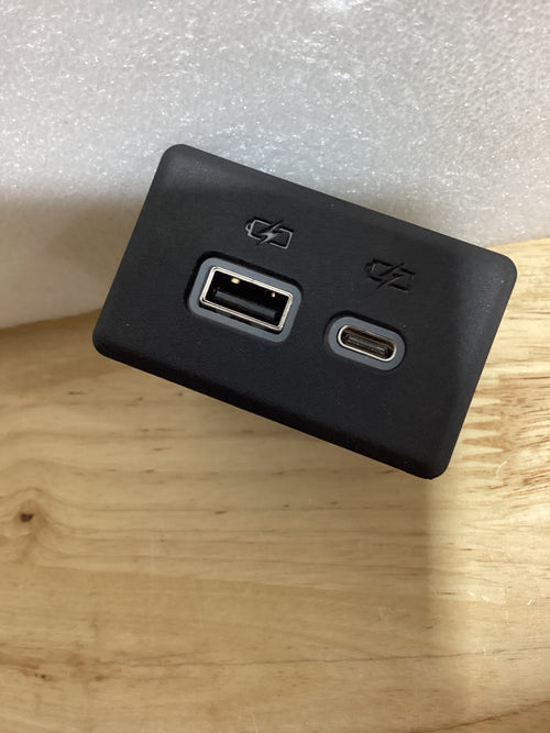 Adaptador USB Auxiliar MAD HORNETS #13525889 — Compatible con Silverado y Sierra 1500, 2500 y 3500