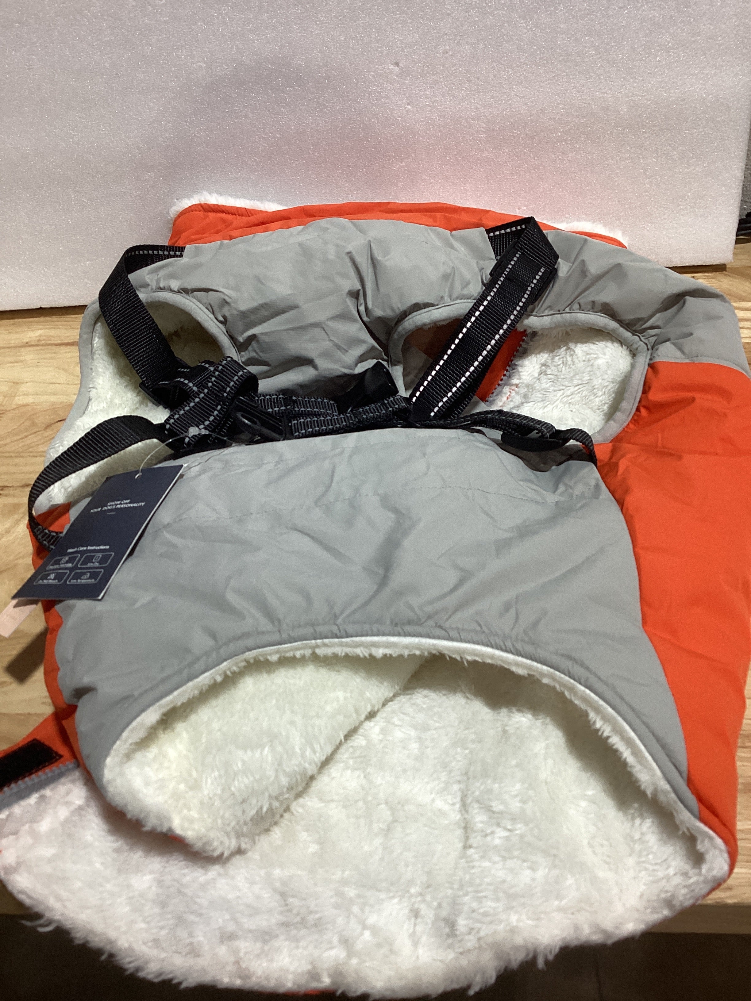 FUAMEY - Chaquetas para perros con arnés integrado e impermeable, chamarra de invierno para perros con cierre en la espalda, ropa para mascotas con bolsillos, chaleco reflectante para perros pequeños, color naranja,