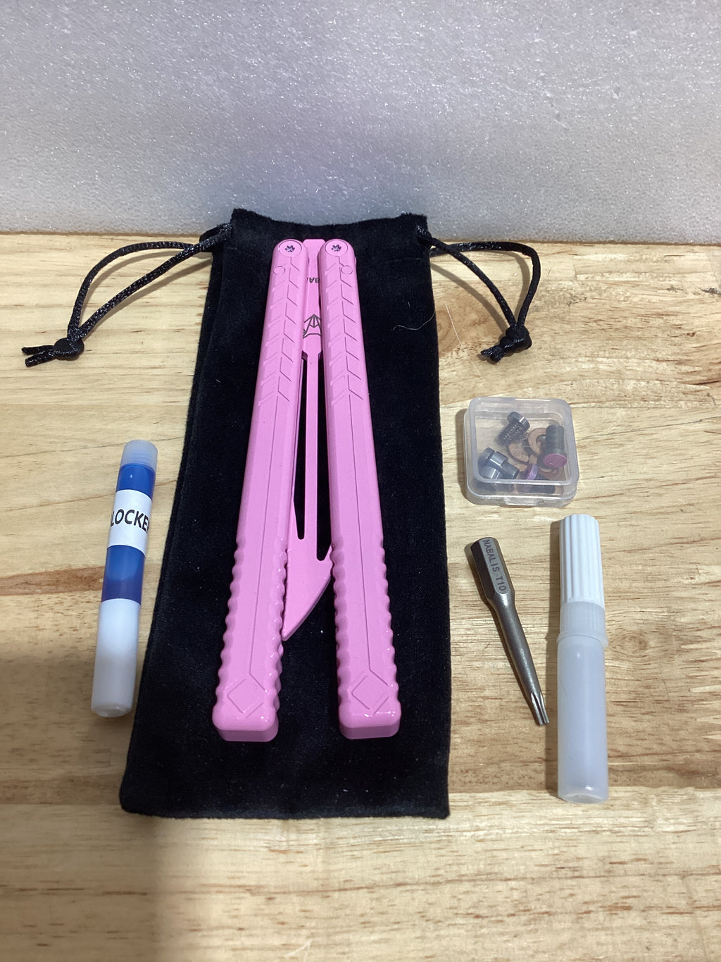 Nabalis x Will Hirsch Vulp – Entrenador Balisong Teflón | Mango Aluminio 6061 | Rosa