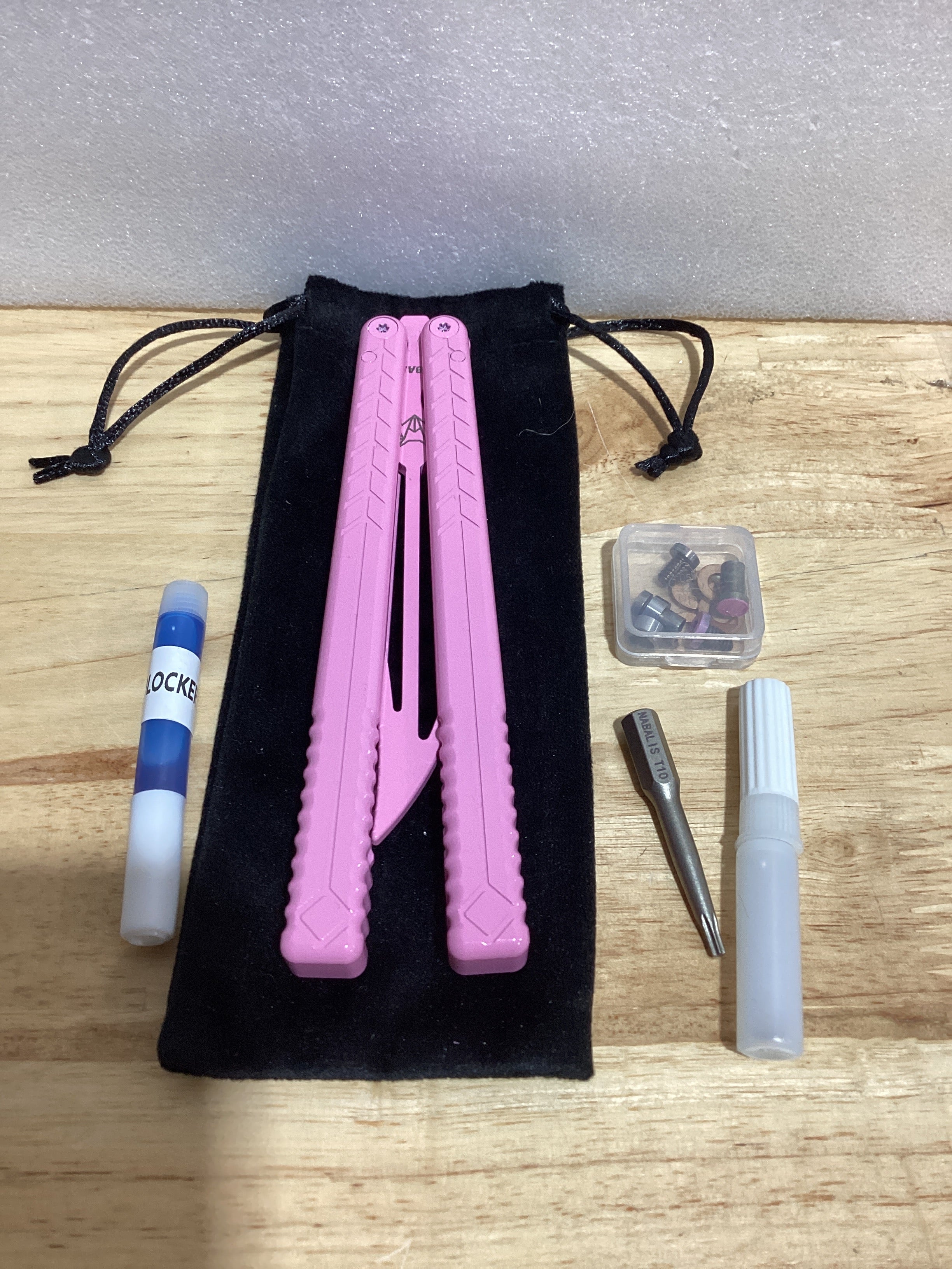 Nabalis x Will Hirsch Vulp – Entrenador Balisong Teflón | Mango Aluminio 6061 | Rosa