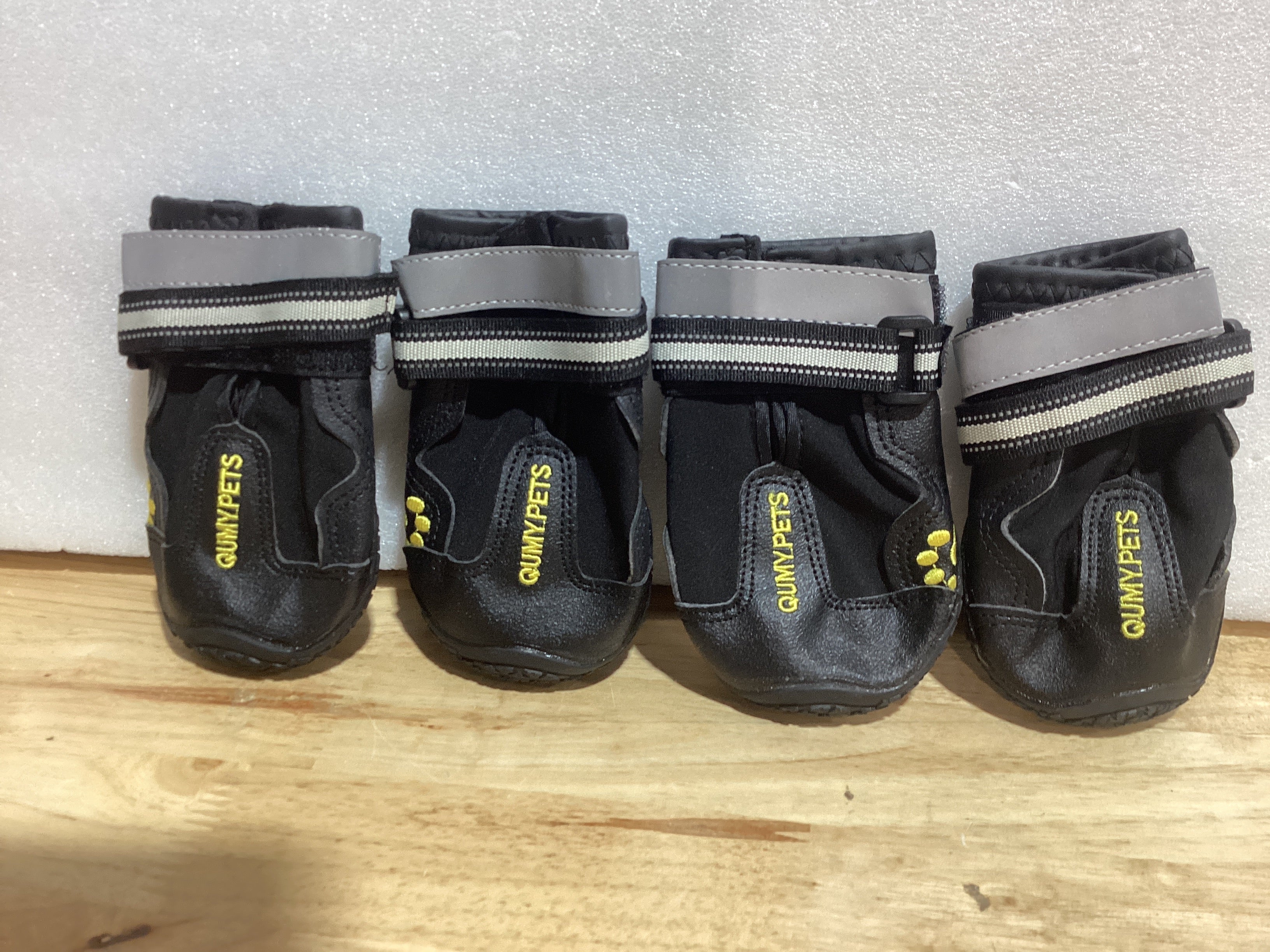 Qumy - Botas impermeables para perros grandes, con tiras reflectantes, suela antideslizante y rugosa, color negro, 4 unidades, talla 6: 2.6 x 3.0 pulgadas (ancho x largo) para 52-65 libras, negro
