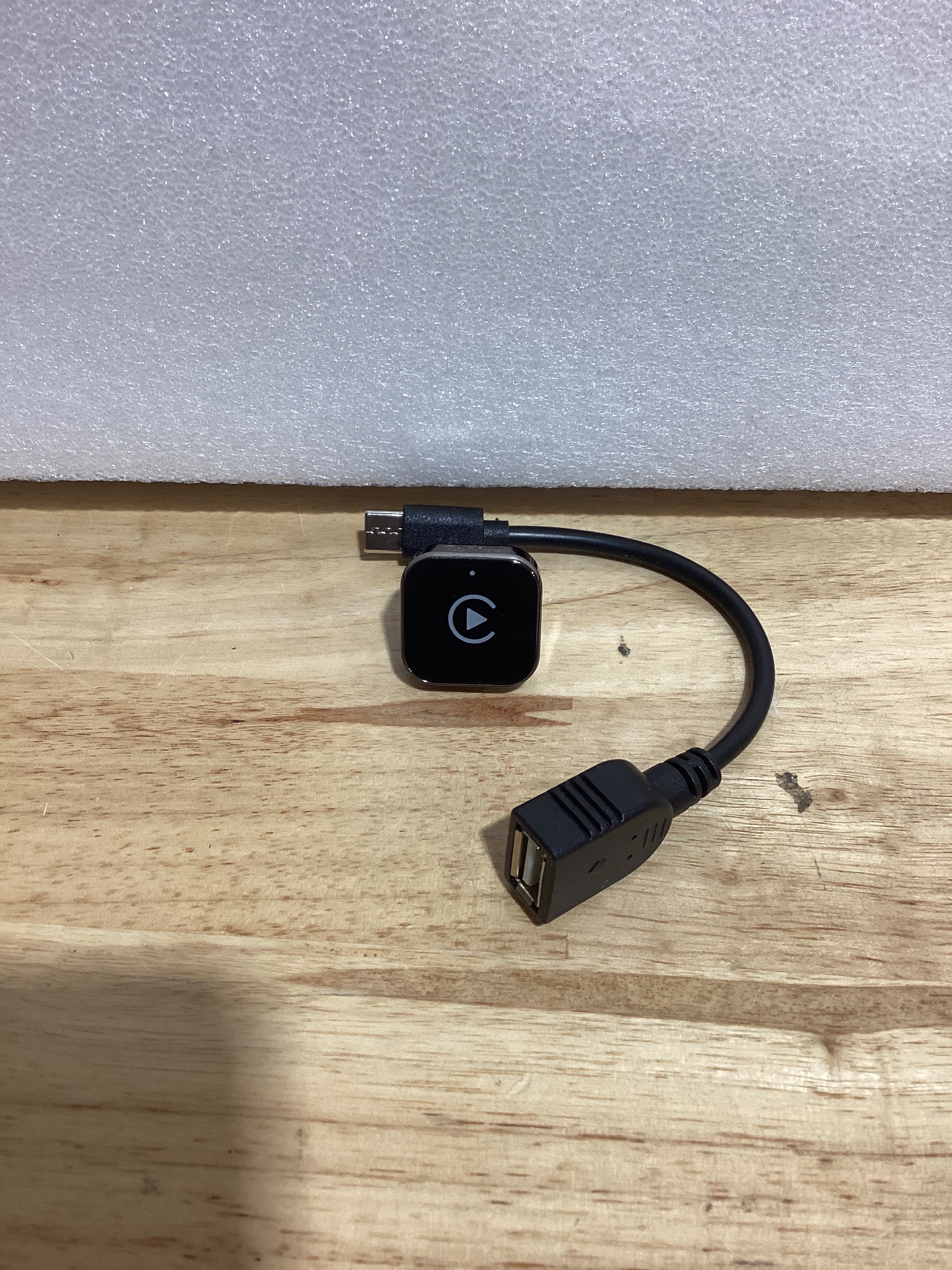 iGENJUN Adaptador CarPlay Inalámbrico 2026 – Diseño Mini, Plug & Play USB/USB-C, Conexión Rápida y Estable para iPhone y Android