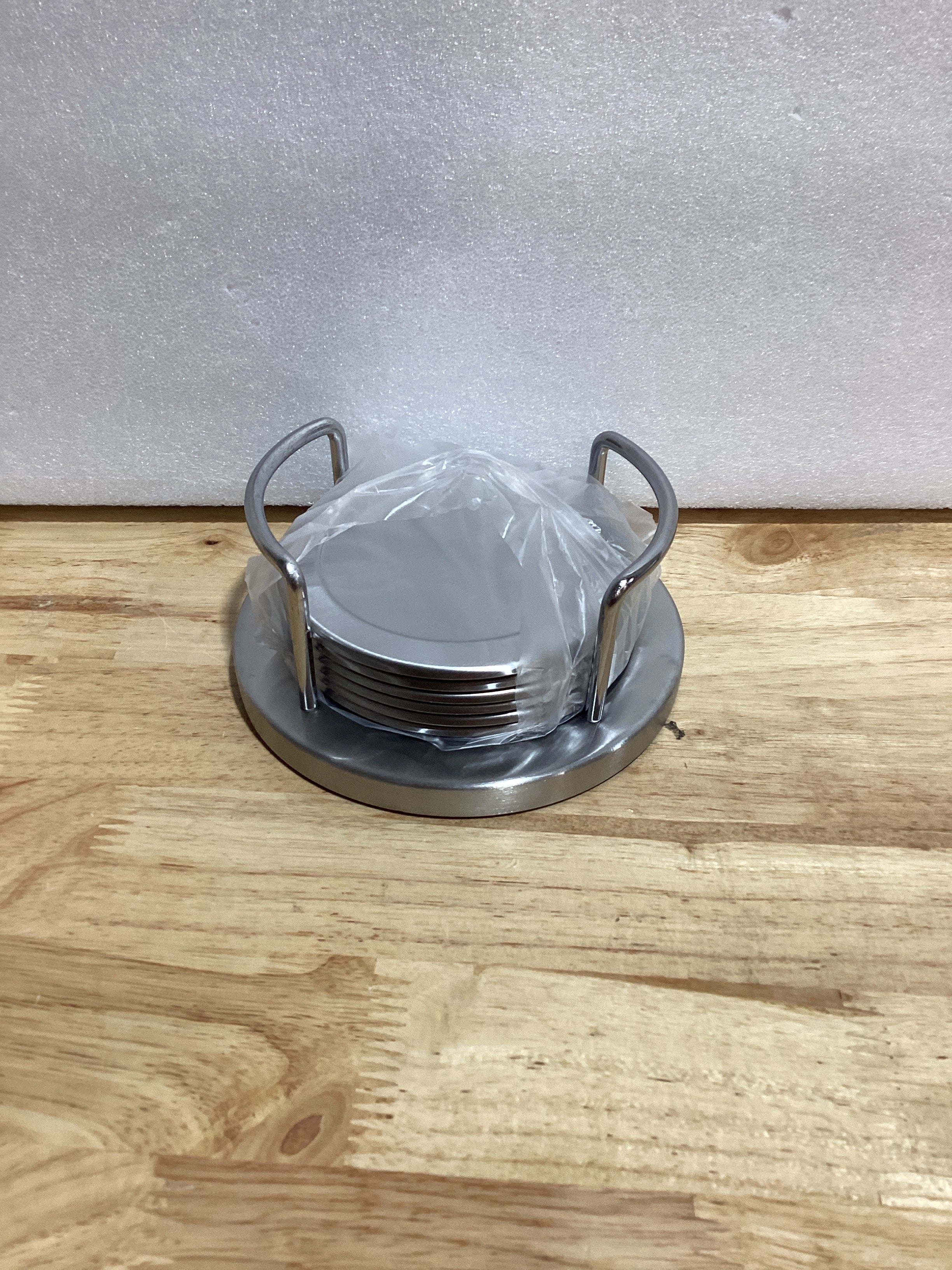 JUXYES Juego de 6 posavasos redondos de acero inoxidable con soporte y parte inferior de esponja, juego de posavasos de metal plateado, impresionantes posavasos geniales para decoración de restaurante, cocina, bar, mesa de comedor