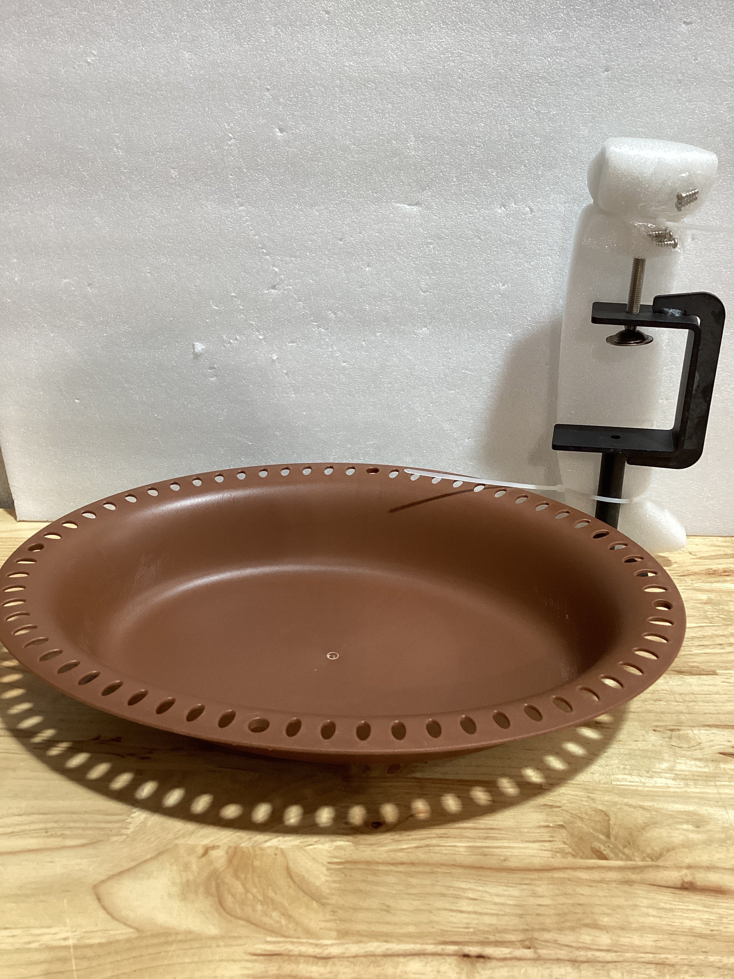 Baño para Pájaros Garbuildman con Base de 5 Puntas y Estaca Metálica — Tazón Desmontable, Estilo Oval, Color Café