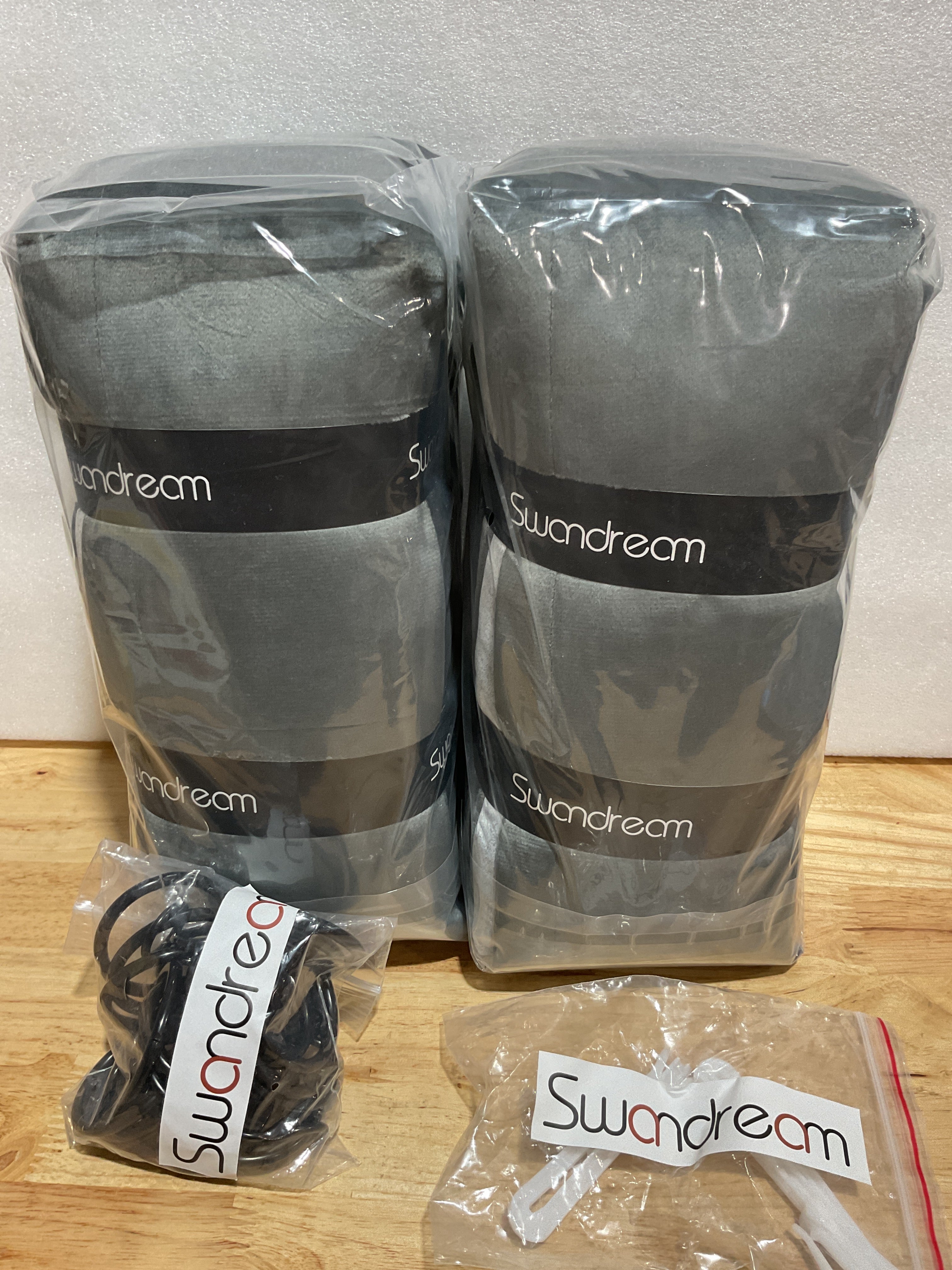 Cortinas Blackout 100% Swandream Terciopelo Gris — Plisado Pinch, 96 Pulgadas, Oscurecimiento Total, 2 Paneles con Ganchos