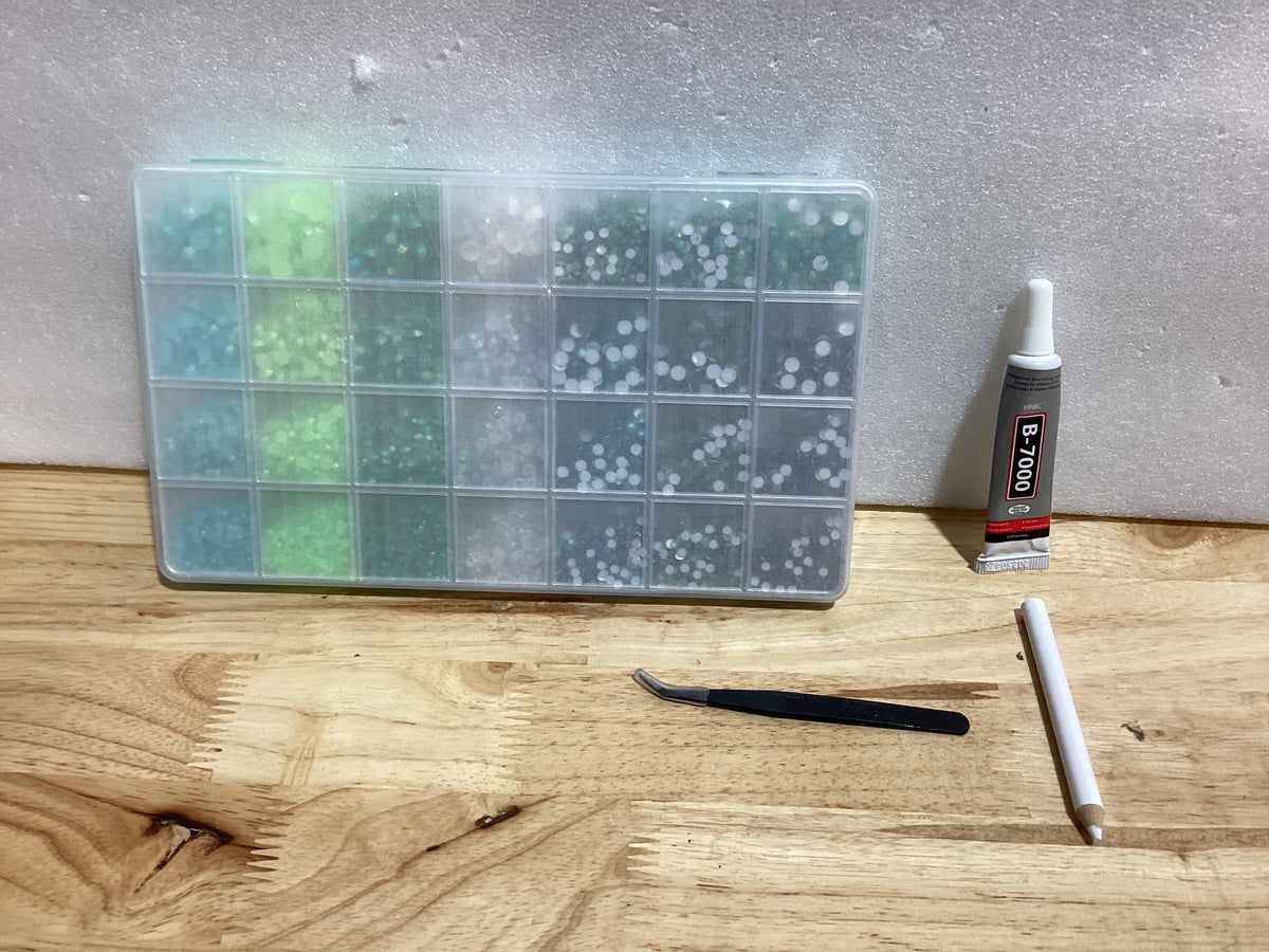 Set de Rhinestones Verdes Jelly Resin qiipii — 28 Tipos con Pegamento B7000, 3mm-6mm para Uñas, Manualidades y Maquillaje