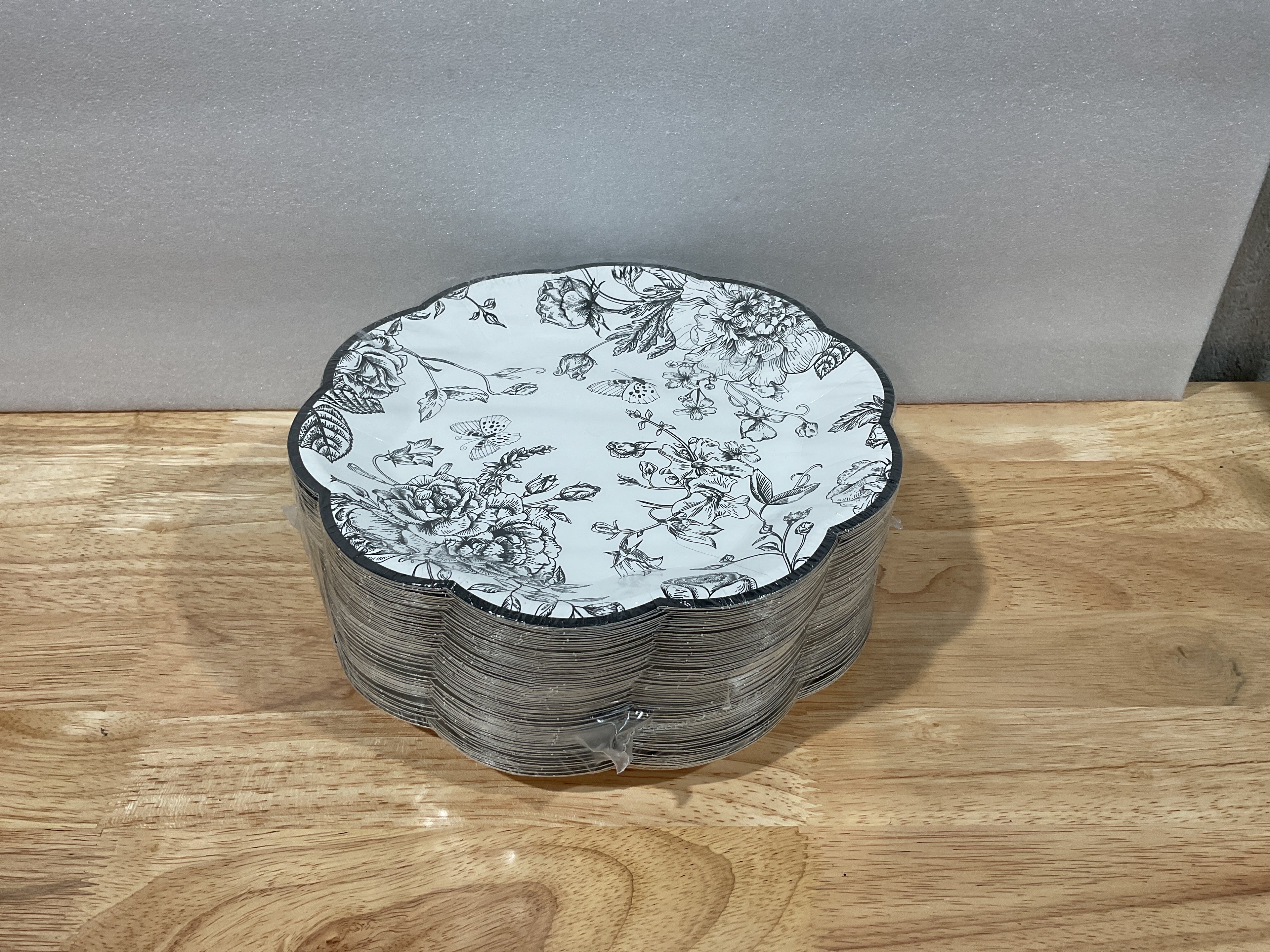 Platos Desechables Floral Negro y Blanco 9" – 100 Piezas Vintage con Borde Festoneado | Kochorie