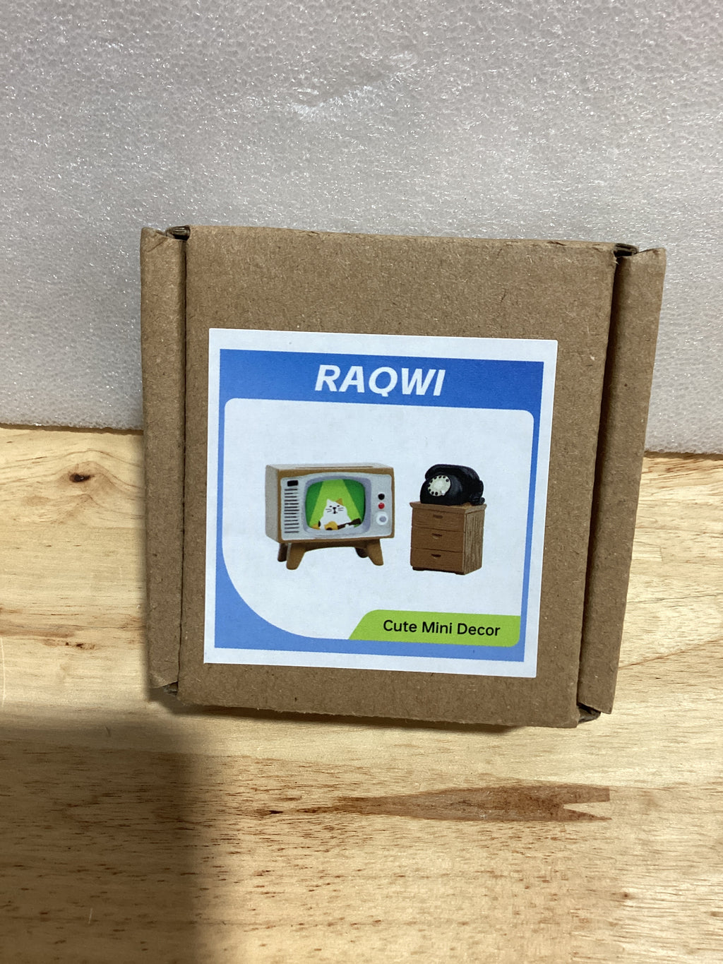Figura decorativa de mini mueble para TV y teléfono de RAQWI para sala de estar, estante decorativo, diseño adorable, regalo perfecto para amantes de los gatos.