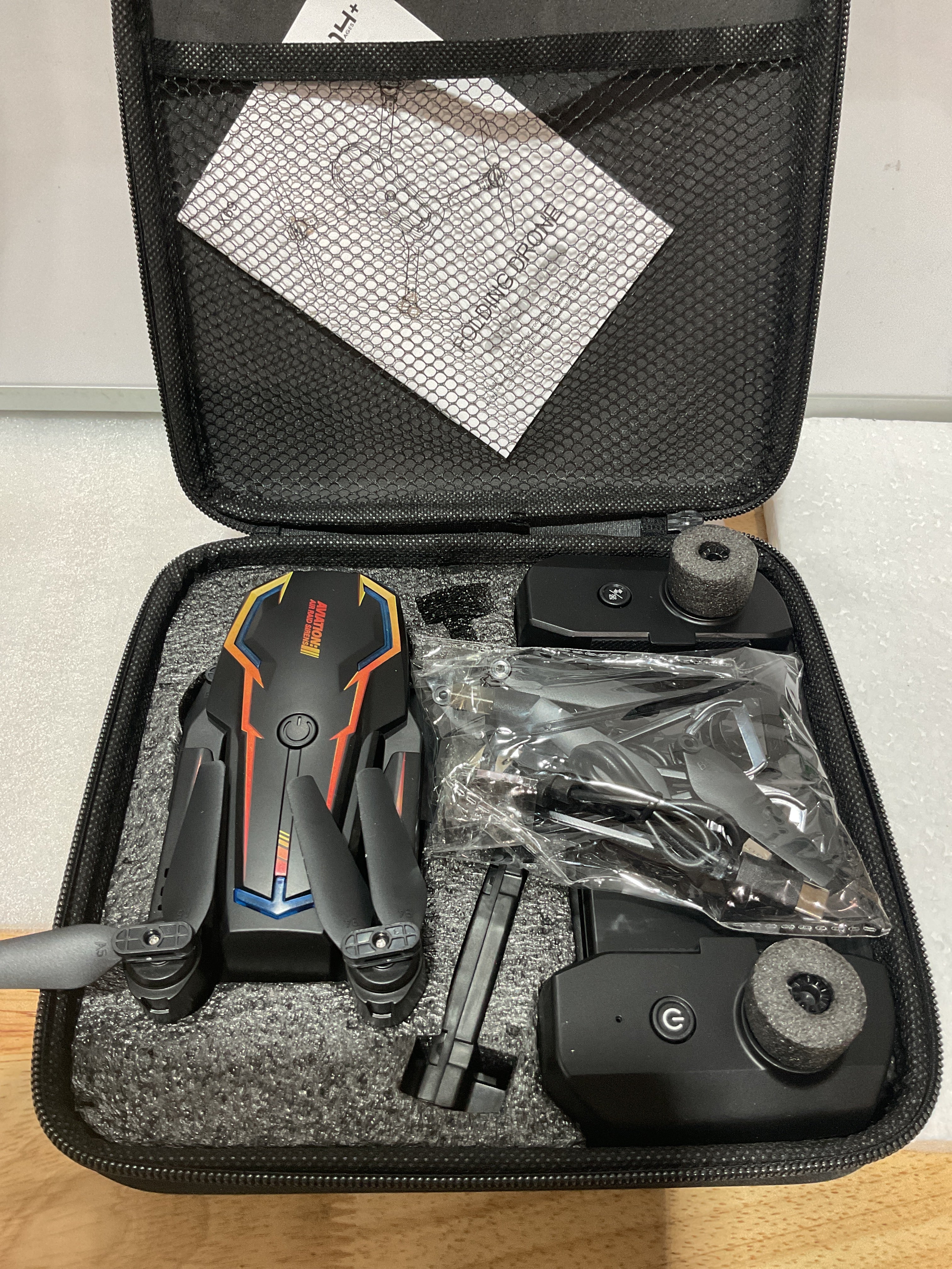 Drone FPV 2K con Cámara para Principiantes – Mantiene Altitud, Arranque con Un Botón, 2 Baterías y Estuche