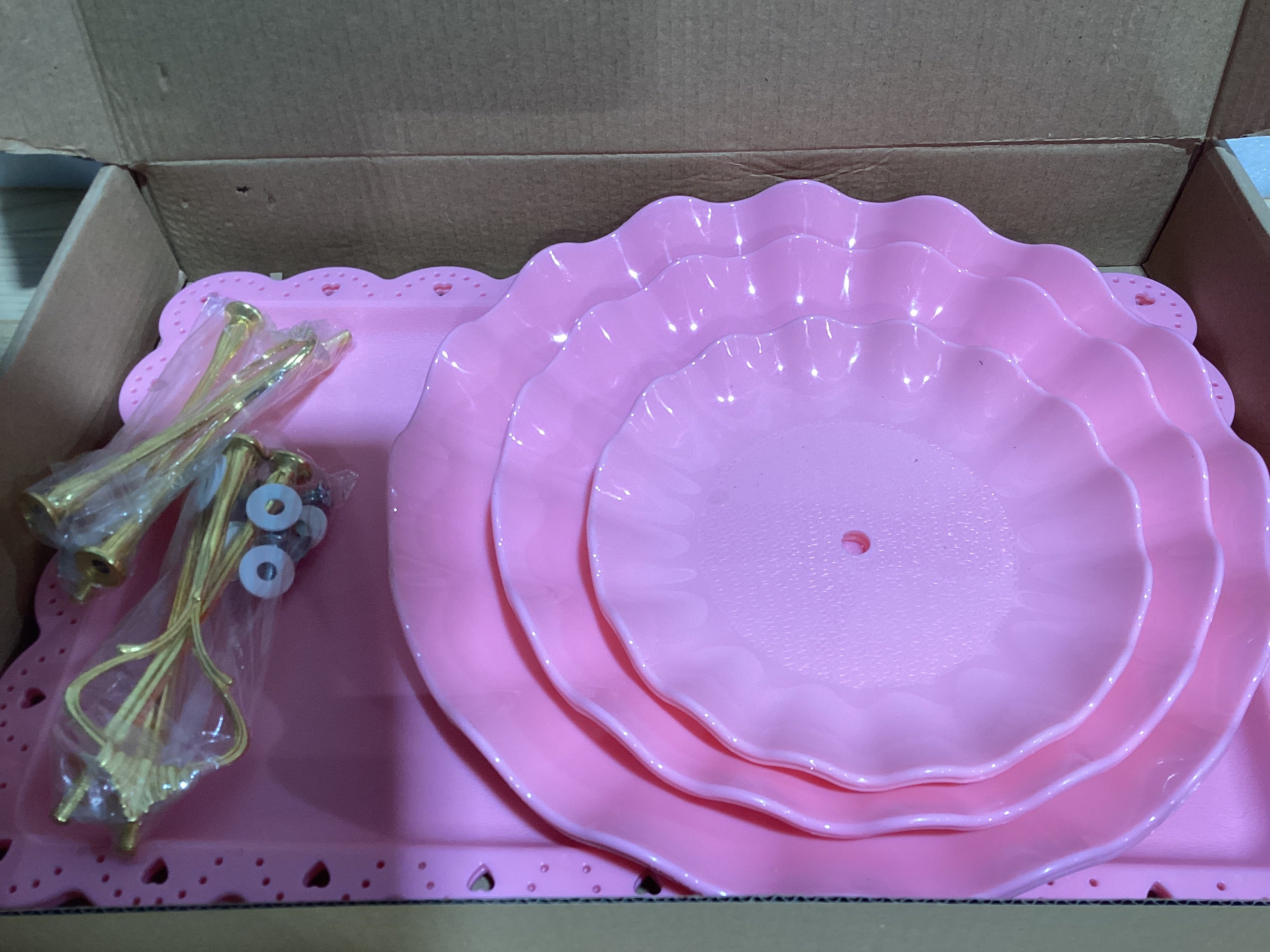Set Expositor de Postres NAXIHOPT – 2 Torres para Cupcakes 3 Niveles y 2 Bandejas Rosadas (Solo Incluye 2 Bandejas)