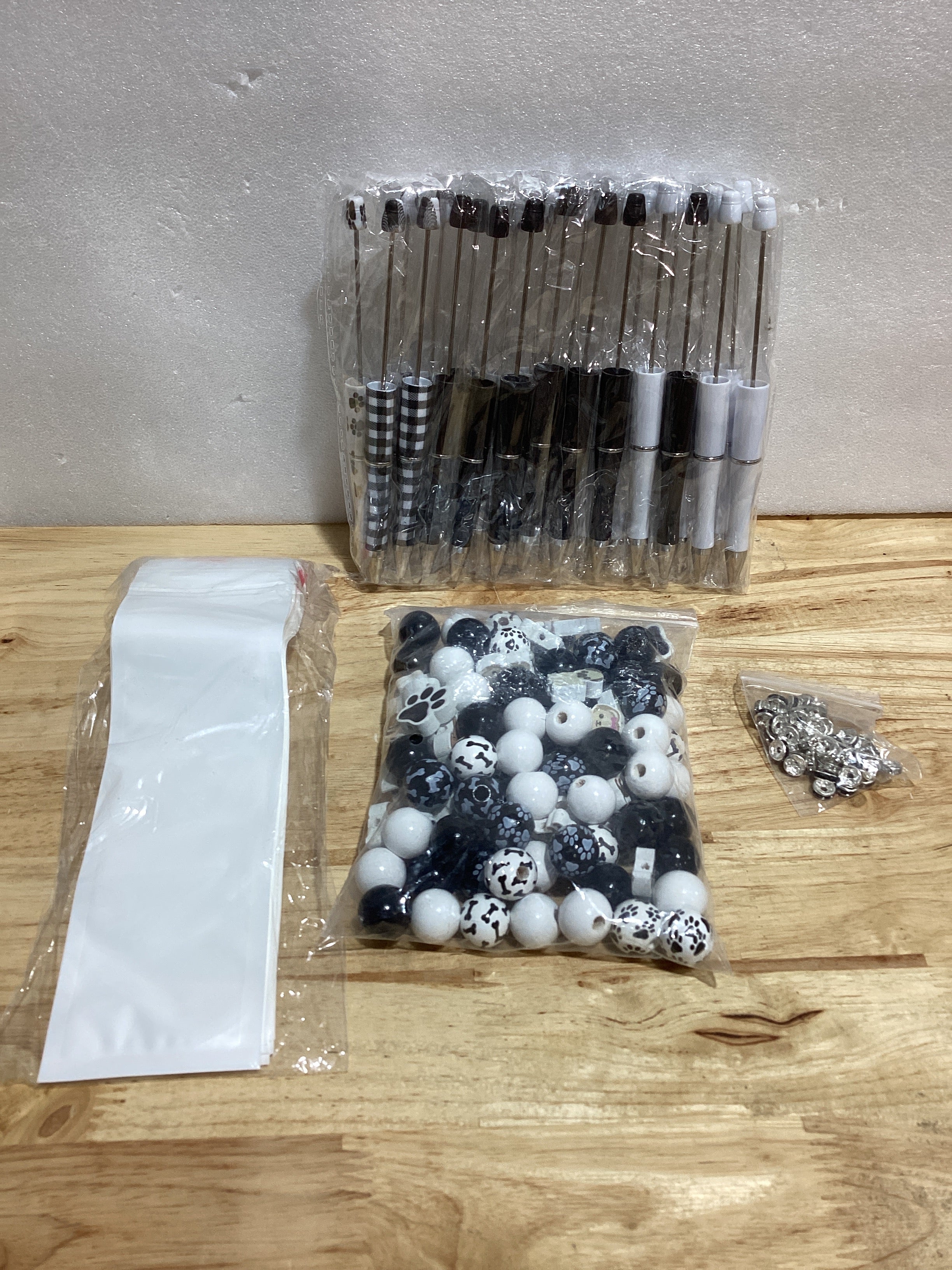 Colarr Juego de 24 bolígrafos de plástico con cuentas, kit de fabricación de bolígrafos de madera, cuentas de madera surtidas, espaciador de cristal, bolígrafo de tinta negra para mujeres, manualidades, oficina, regalos familiares (perro)