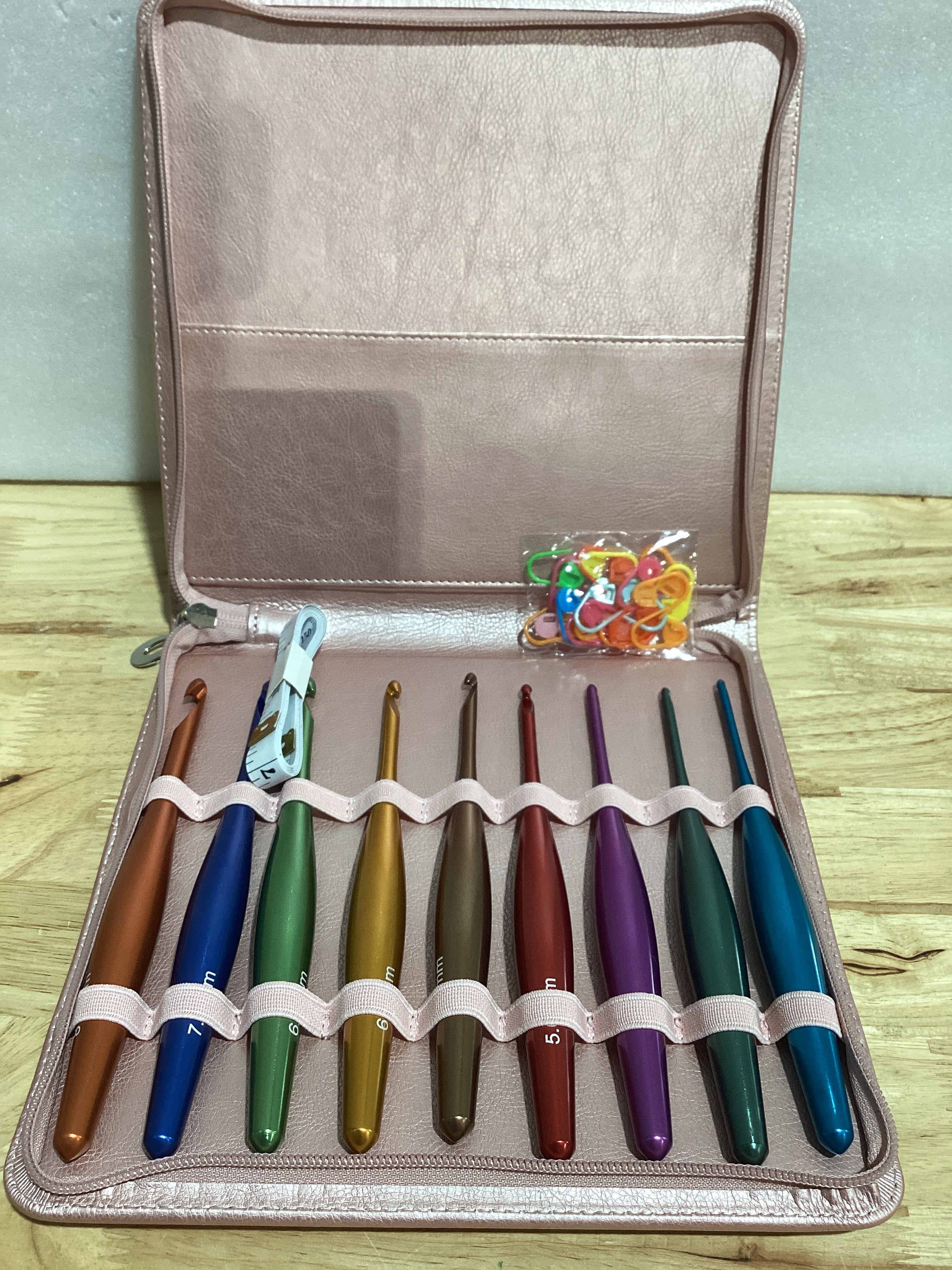 ⚠️ No Incluye Tijeras – BsHooker Set de Ganchos de Crochet Ergonómicos de Aluminio – 3.5mm a 8mm, Con Estuche, Ideal para Artritis y Principiantes