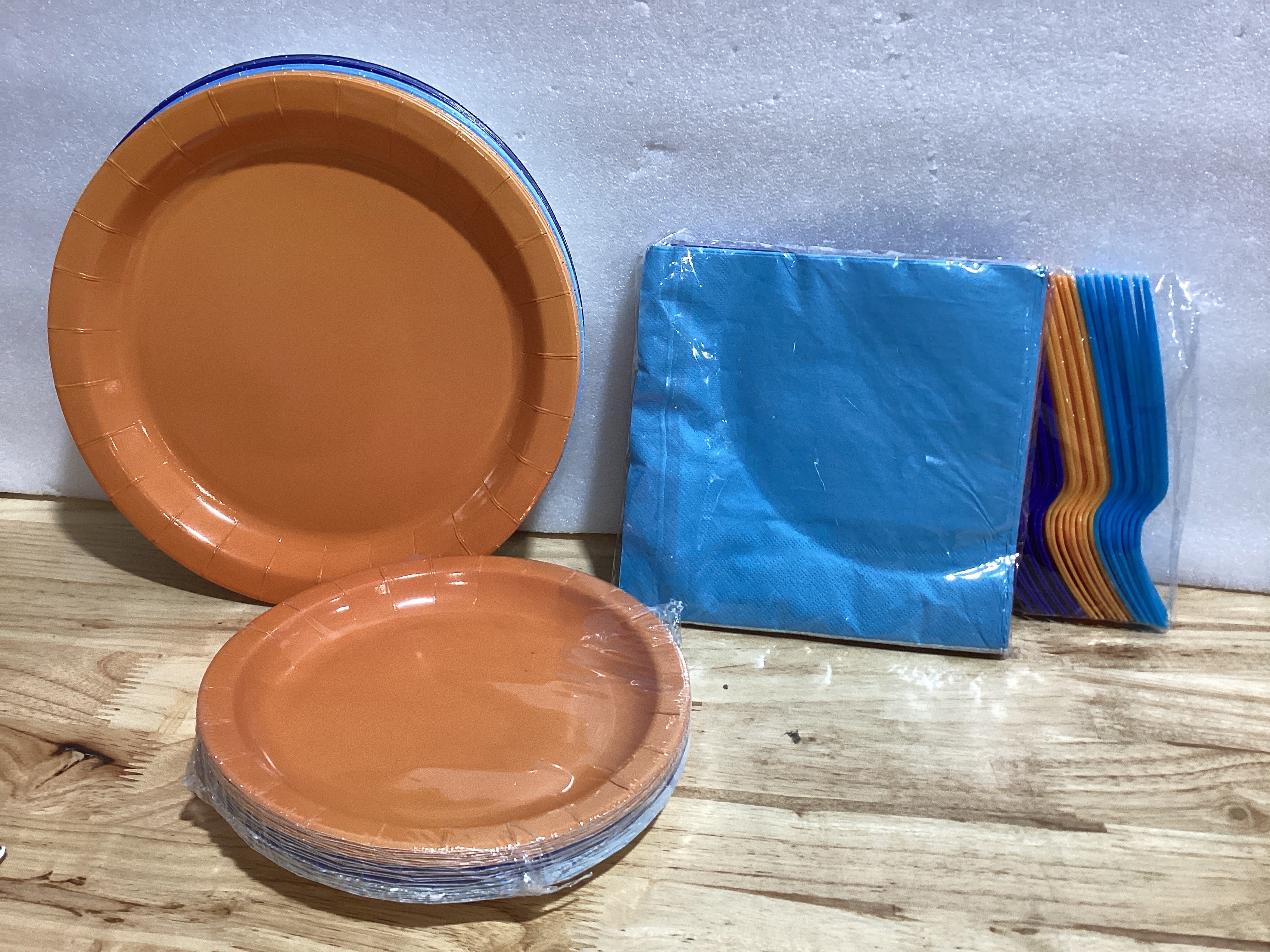 Wiooffen 96 platos de fiesta de cumpleaños naranja y azul, servilletas, suministros de fiesta de guerra de dardos, vajilla desechable de papel naranja y azul para decoración de baby shower, fiesta de cumpleaños, 24 invitados — SON 3 COLORES, VER FOTOS