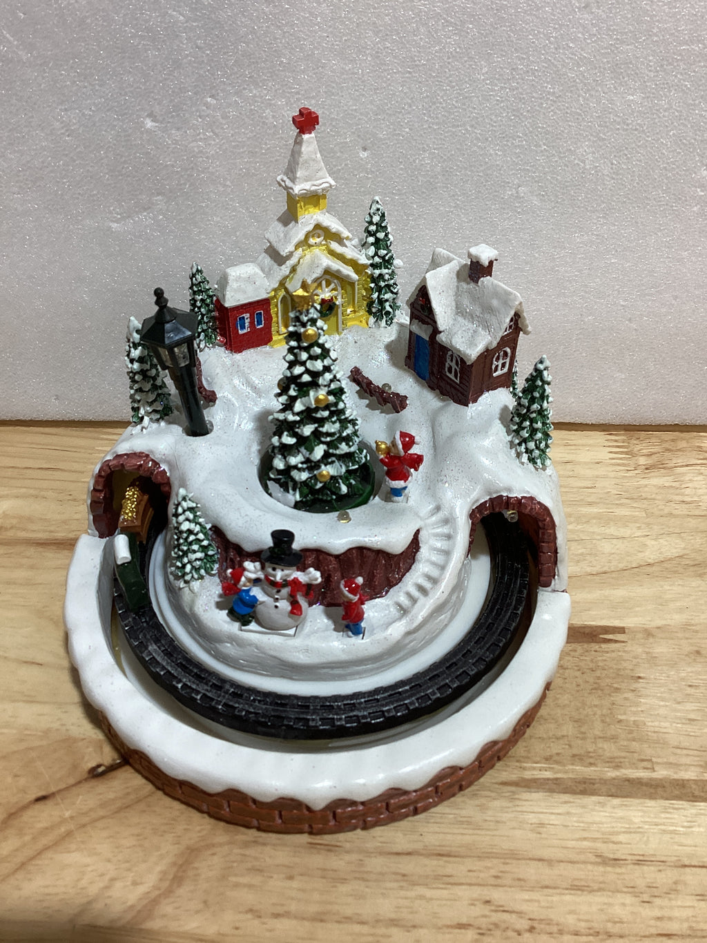 Aldea Navideña Decorativa con Tren Giratorio, Árbol de Navidad, 8 Canciones, Luces LED y Doble Alimentación USB o Batería