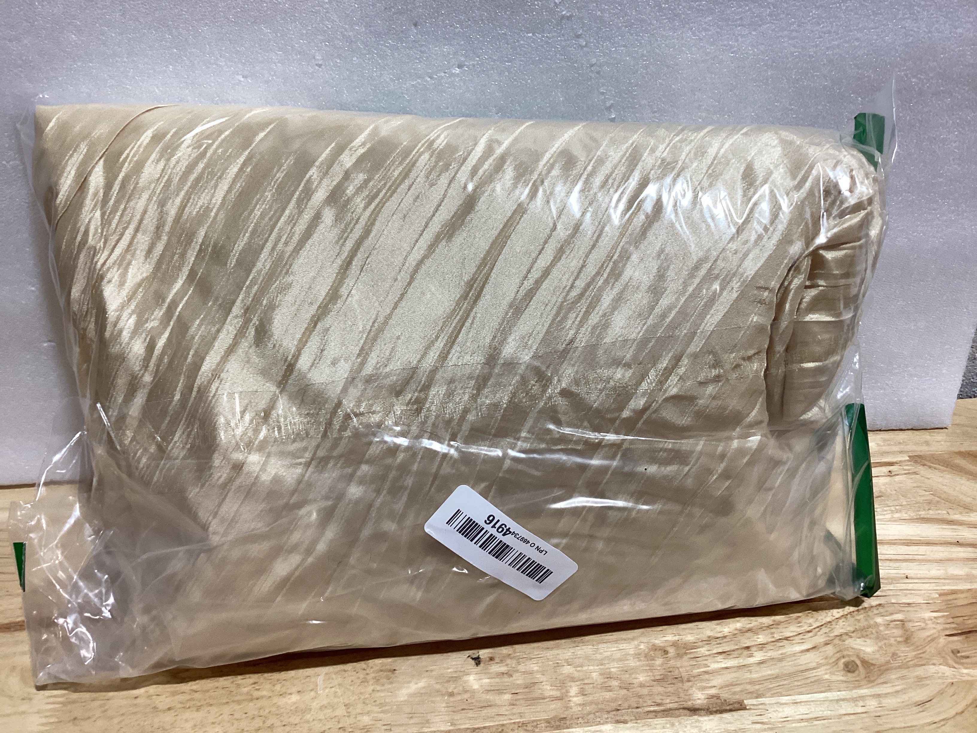 Mantel Redondo YOUR CHAIR COVERS 120" Tafetán Crinkle Champagne — Elegante para Bodas y Eventos