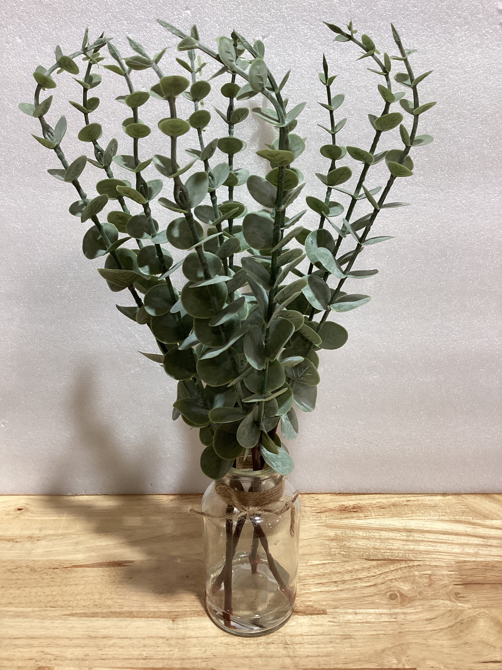 Bessol Tallos de eucalipto artificiales en jarrón de vidrio con agua sintética, plantas falsas de 15.75 pulgadas para decoración del hogar, centros de mesa de café, oficina, baño y bodas de granja