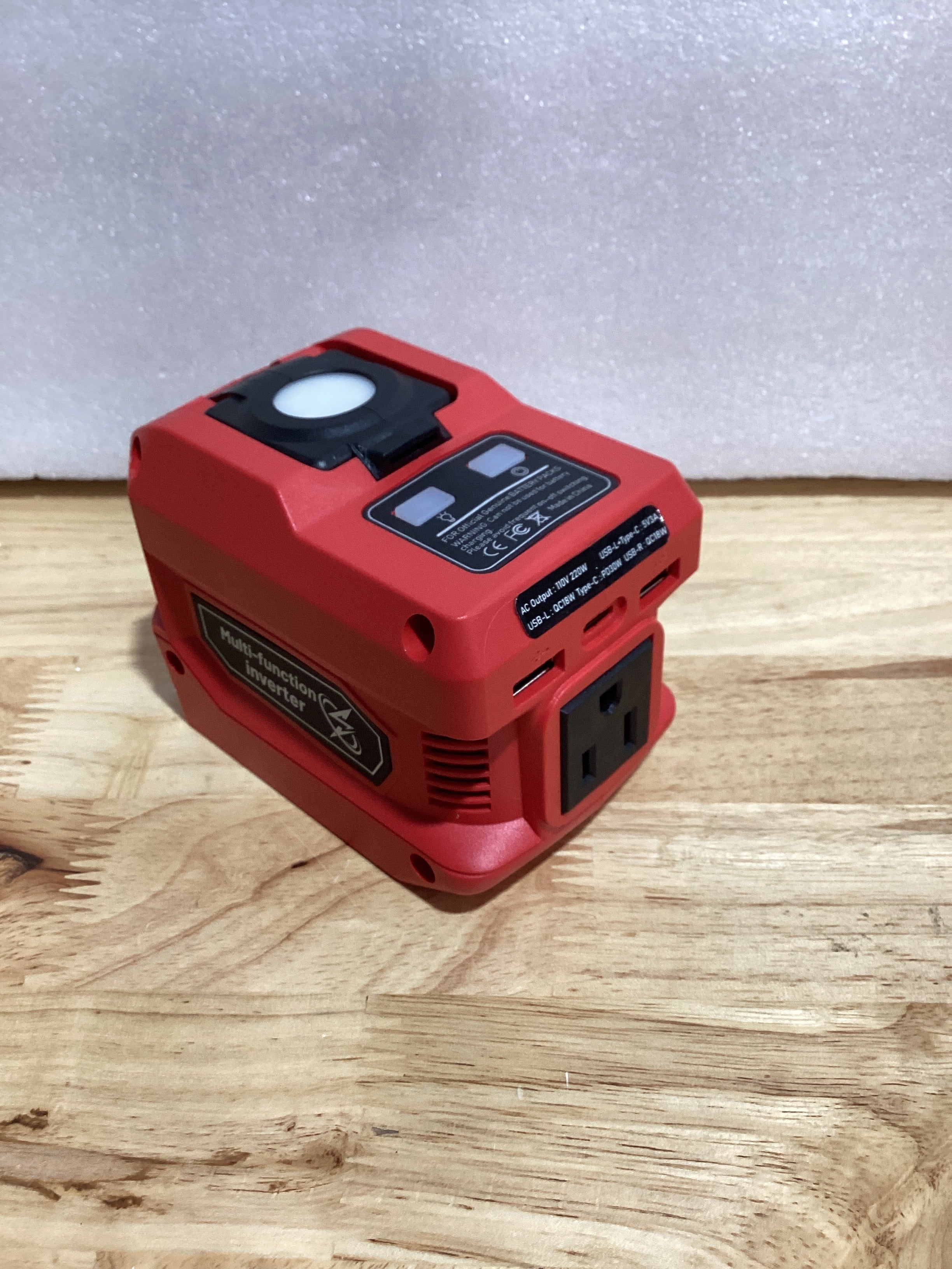 Inversor de Corriente 220W Compatible con Batería Milwaukee 18V – DC a AC 110V, USB, Type-C y Luz LED 400LM
