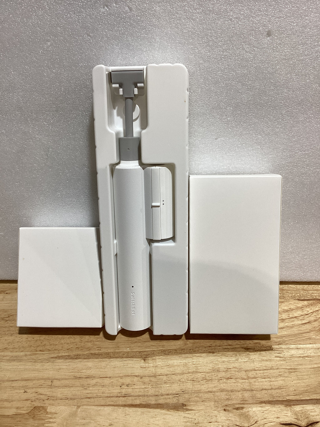Persianas Motorizadas Inteligentes SwitchBot Blind Tilt – Control Bluetooth, Energía Solar, Sensor de Luz, Compatible con Alexa y Google Home