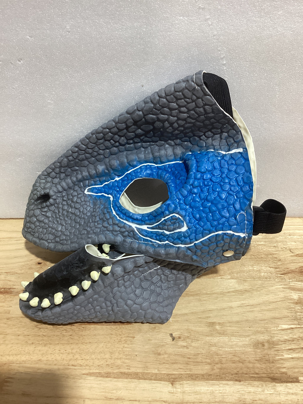Máscara de Dinosaurio Velociraptor Oulores – Látex con Mandíbula Móvil | Halloween, Cosplay y Fiestas Temáticas