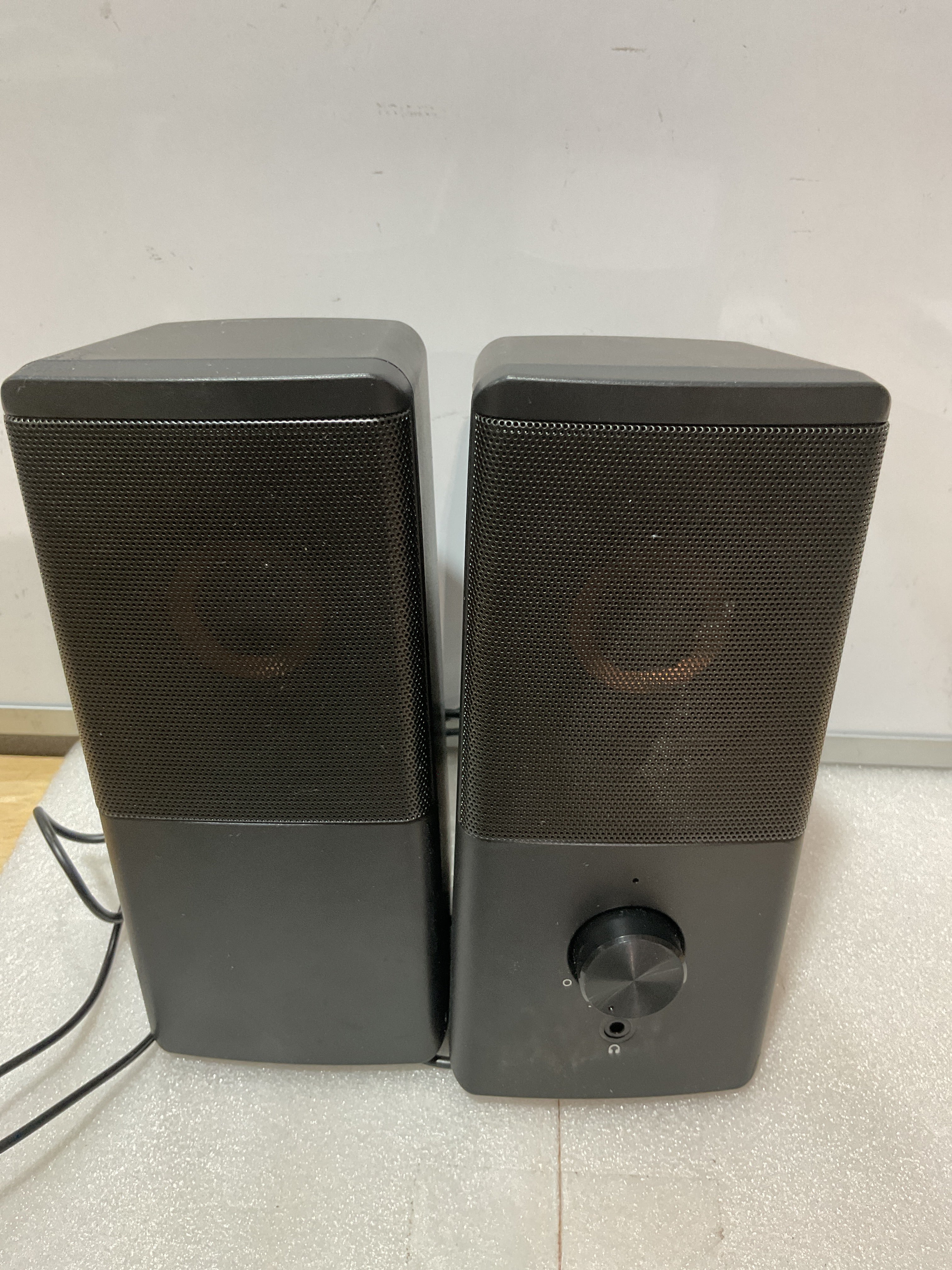 Altavoz de computadora, altavoz de tamaño compacto con conector para auriculares, graves mejorados y control de volumen, altavoces multimedia estéreo 2.0 USB con entrada auxiliar de 3.5 mm