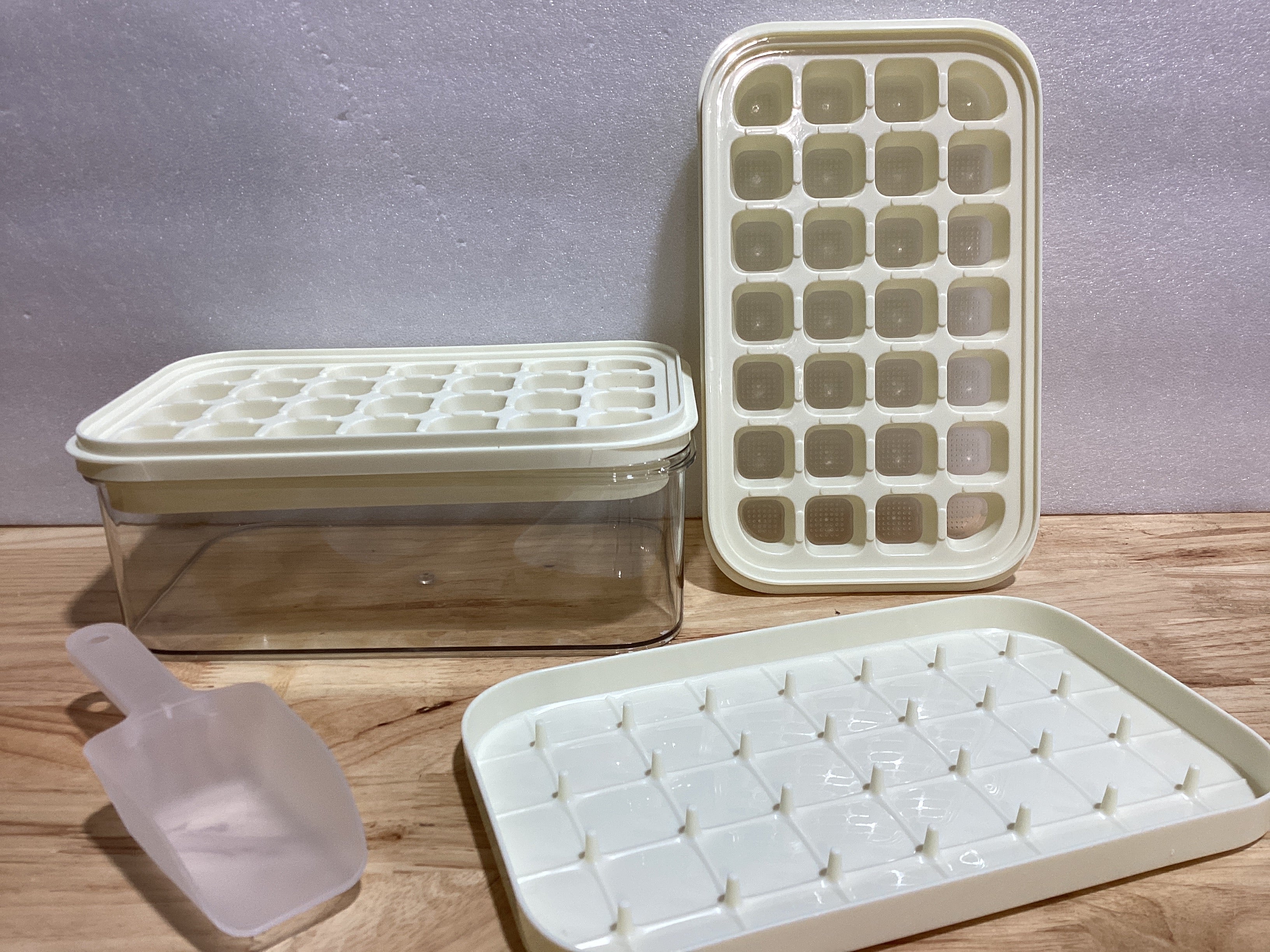 Hielera Brigii con Tapa y Contenedor – 56 Cubos de Hielo, Apilable, Base de Silicona Desmoldante, para Bebidas, Café y Cócteles