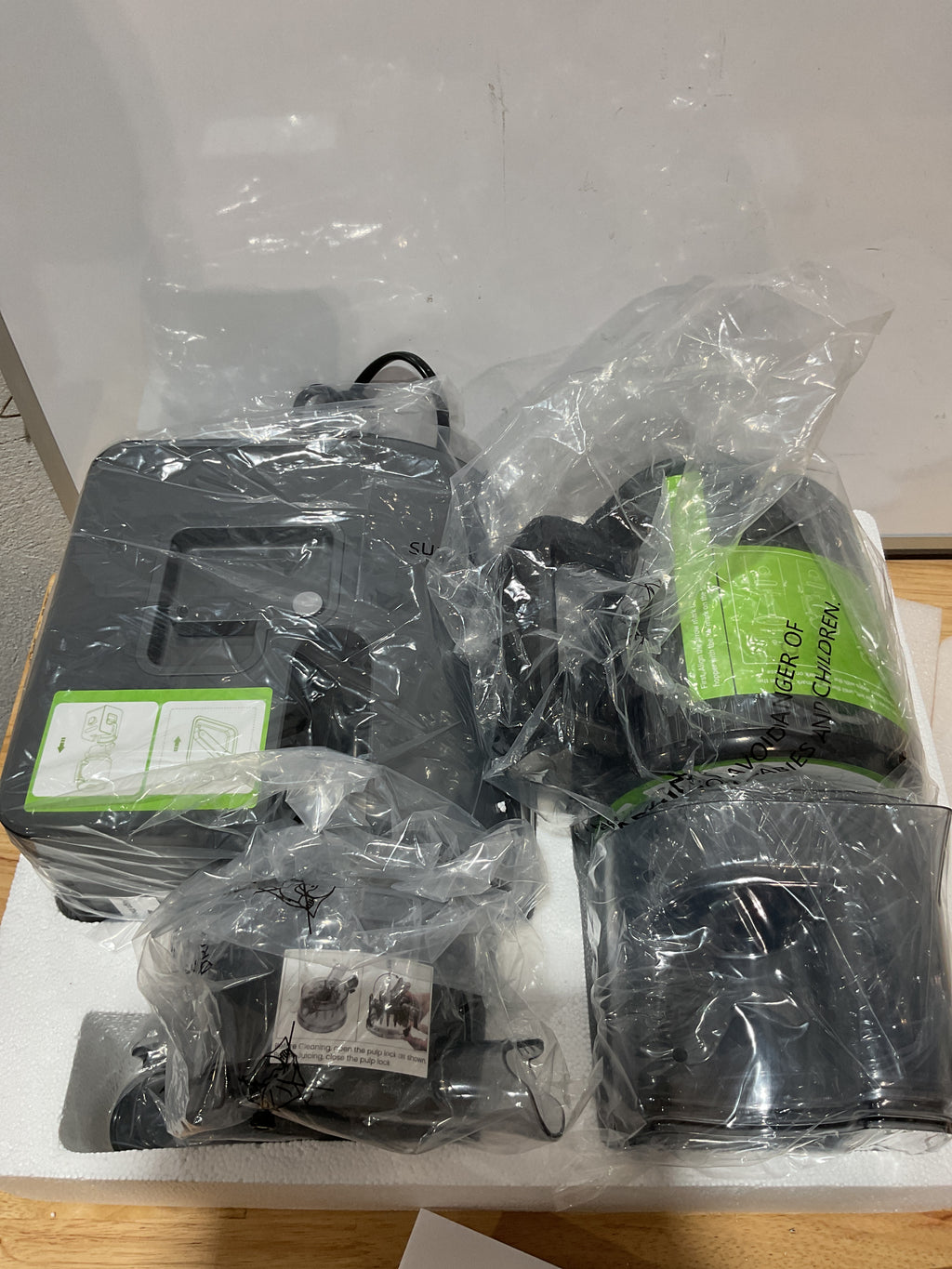 Extractor de Jugos de Prensa Fría con Boca de 6.5" – Alta Extracción para Frutas y Verduras Enteras (Negro)